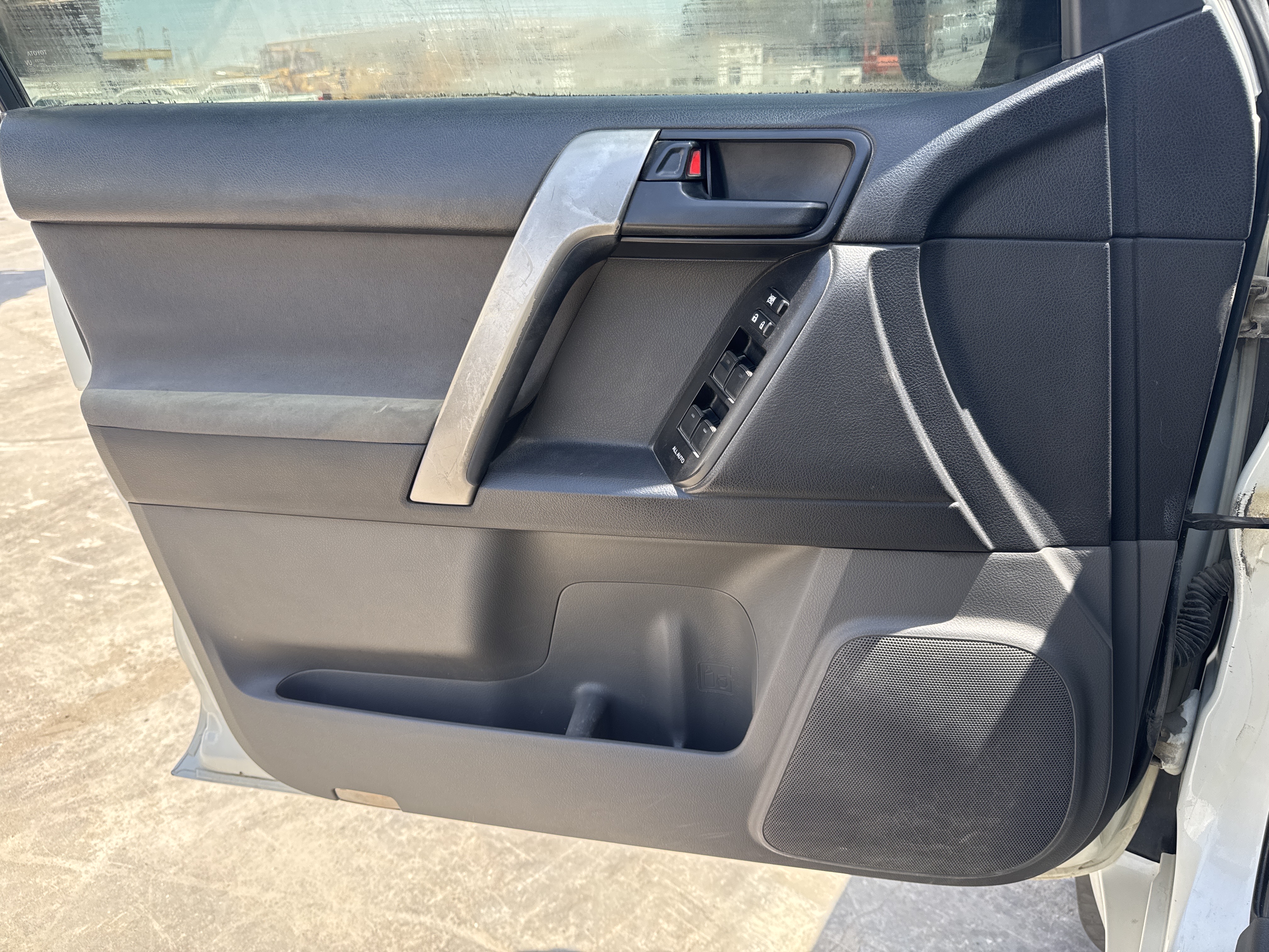 SUV-003-تويوتا-Land-Cruiser-Prado-المركبات-الرياضية-فحص-المظهر-الداخلي-بطانة-الأبواب-الداخلية-1