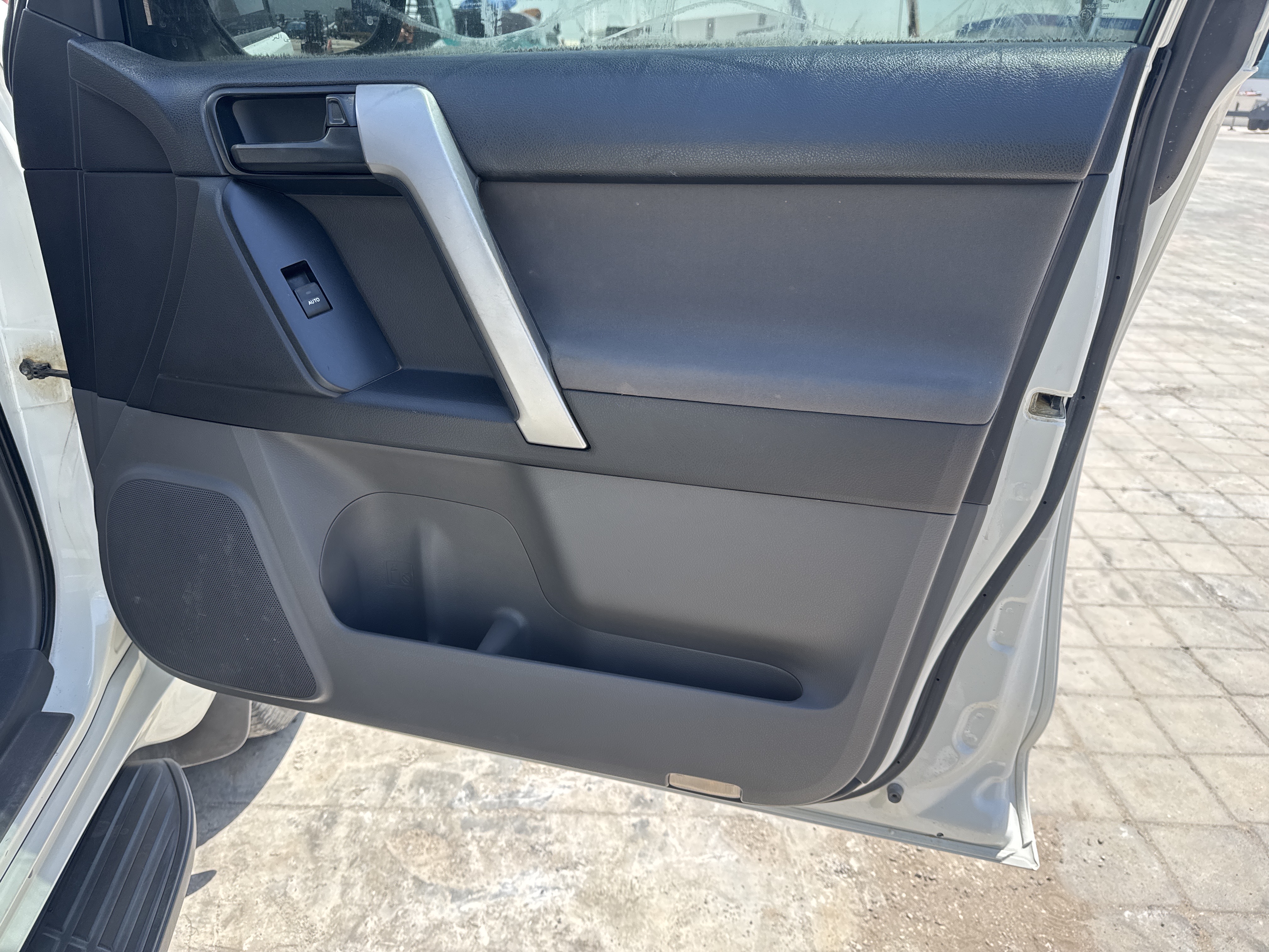 SUV-003-تويوتا-Land-Cruiser-Prado-المركبات-الرياضية-فحص-المظهر-الداخلي-بطانة-الأبواب-الداخلية-1