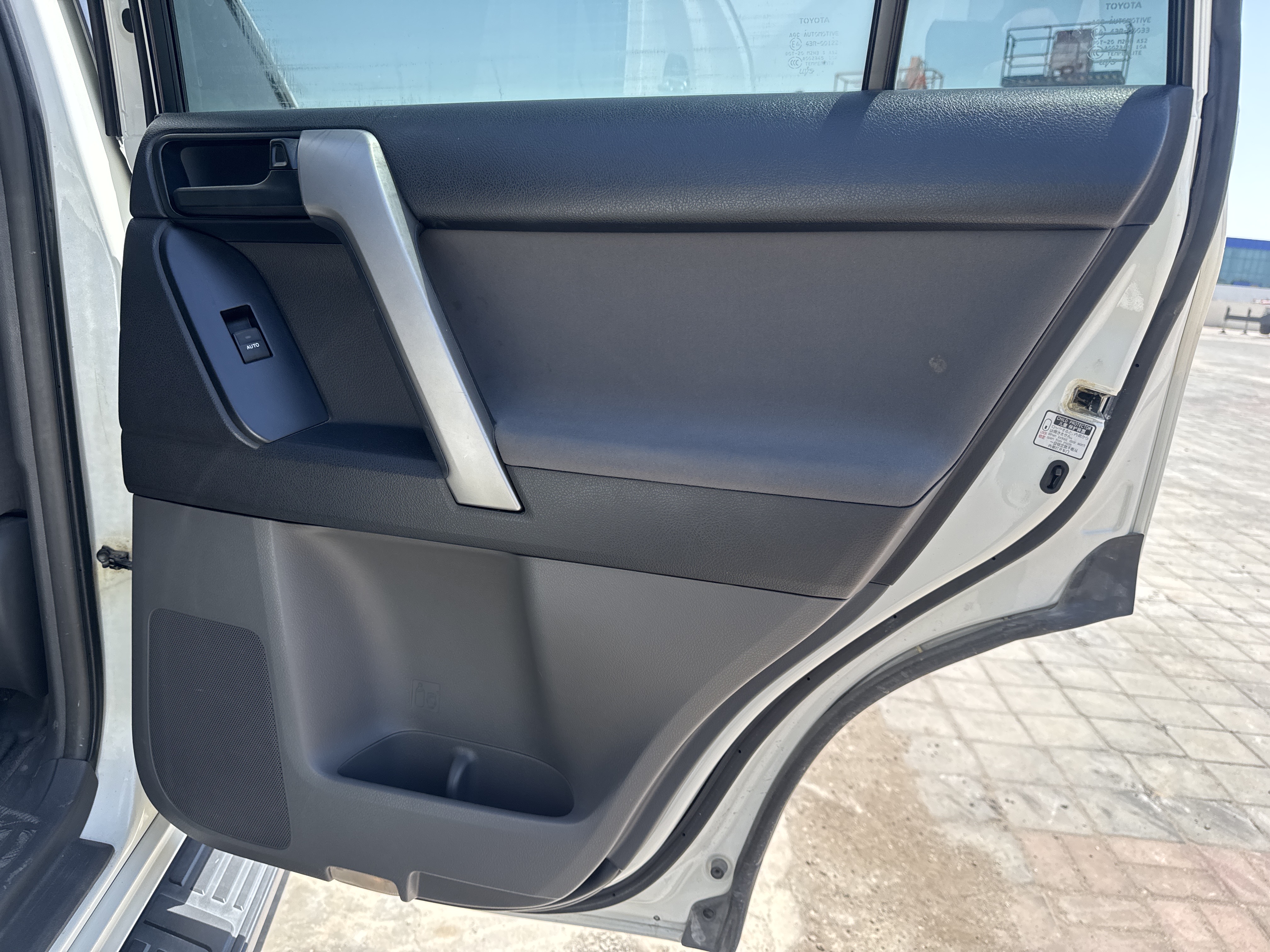 SUV-003-تويوتا-Land-Cruiser-Prado-المركبات-الرياضية-فحص-المظهر-الداخلي-بطانة-الأبواب-الداخلية-1