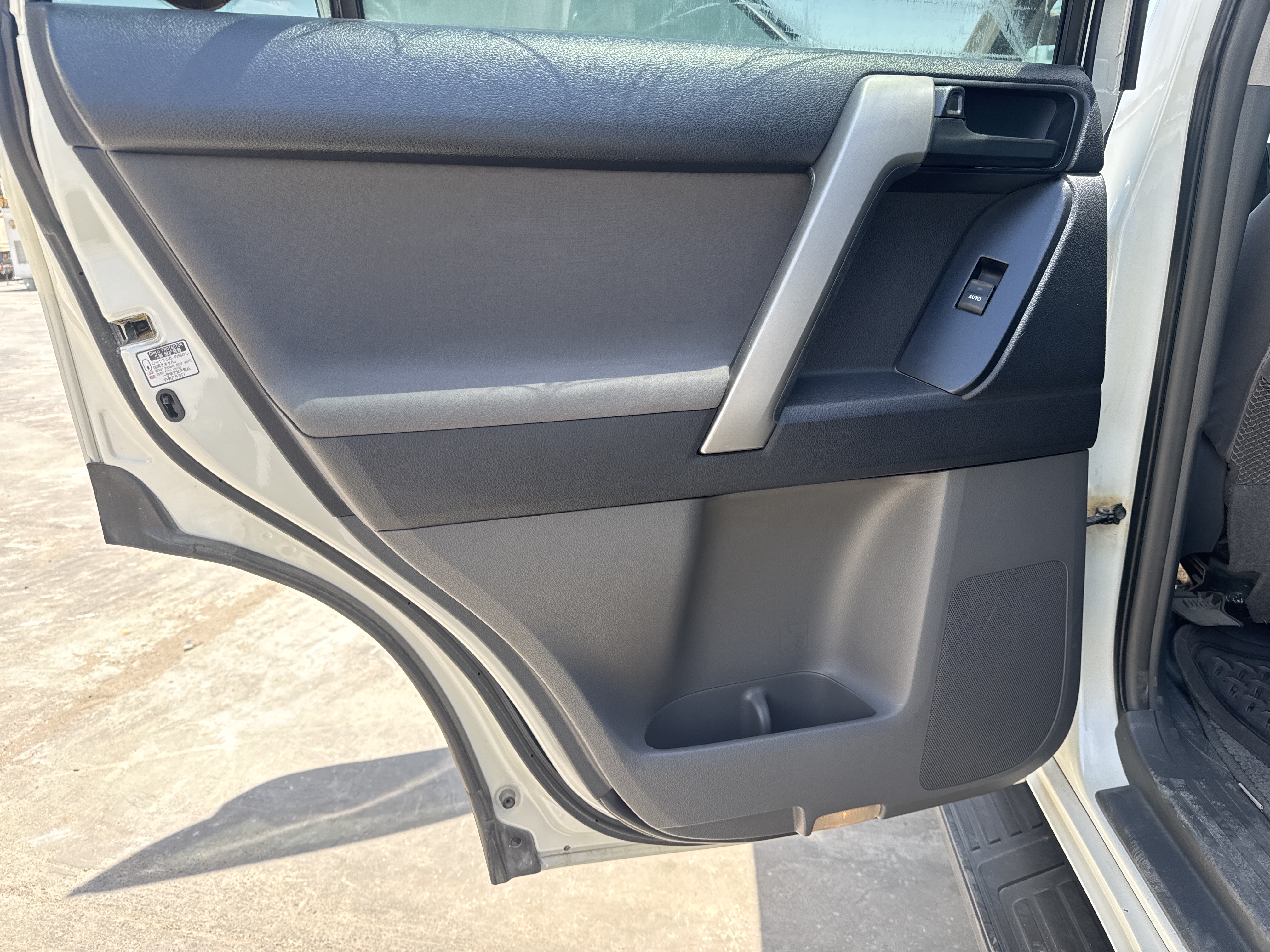 SUV-003-تويوتا-Land-Cruiser-Prado-المركبات-الرياضية-فحص-المظهر-الداخلي-بطانة-الأبواب-الداخلية-1