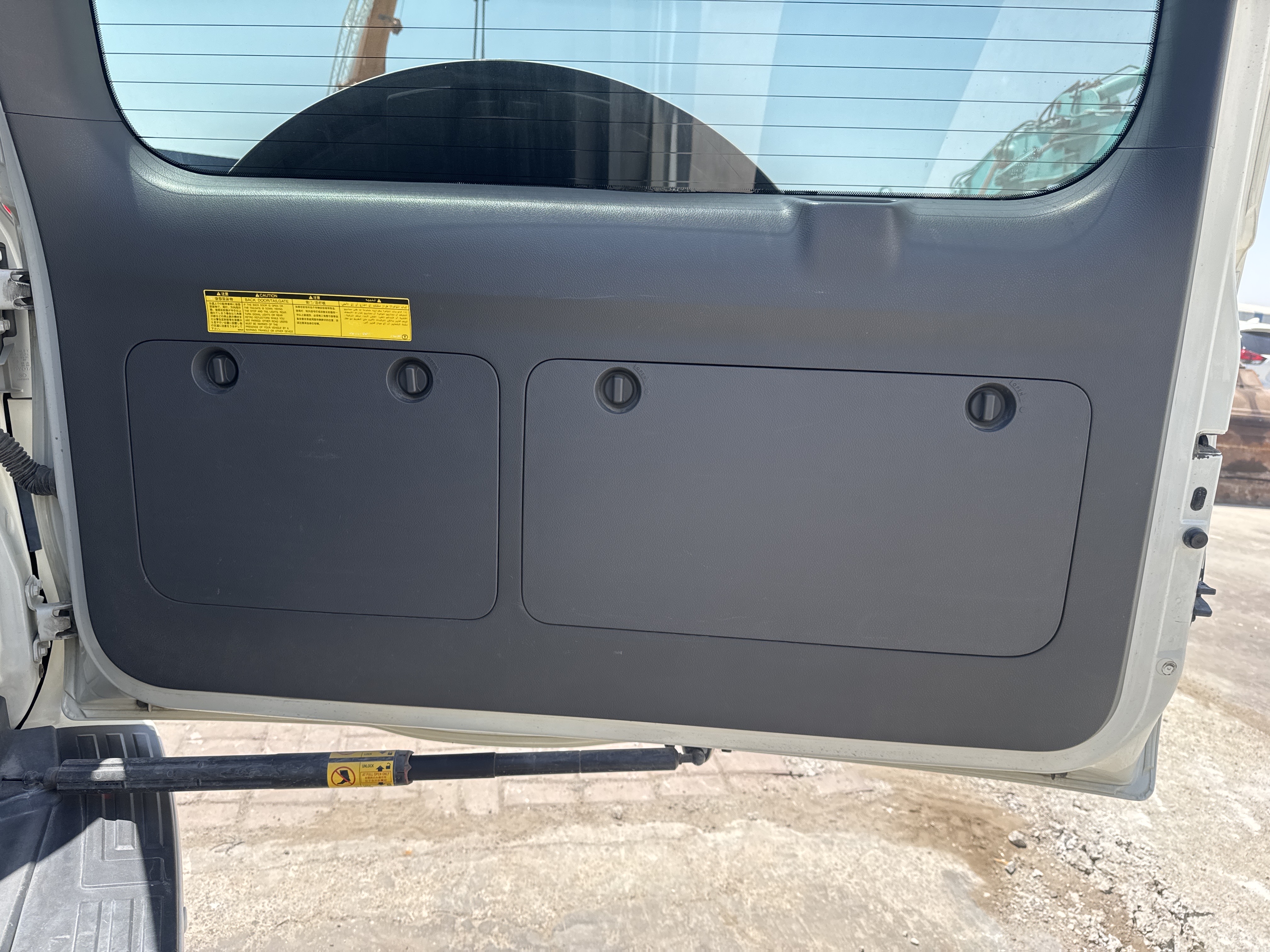 SUV-003-تويوتا-Land-Cruiser-Prado-المركبات-الرياضية-فحص-المظهر-الداخلي-بطانة-الأبواب-الداخلية-1