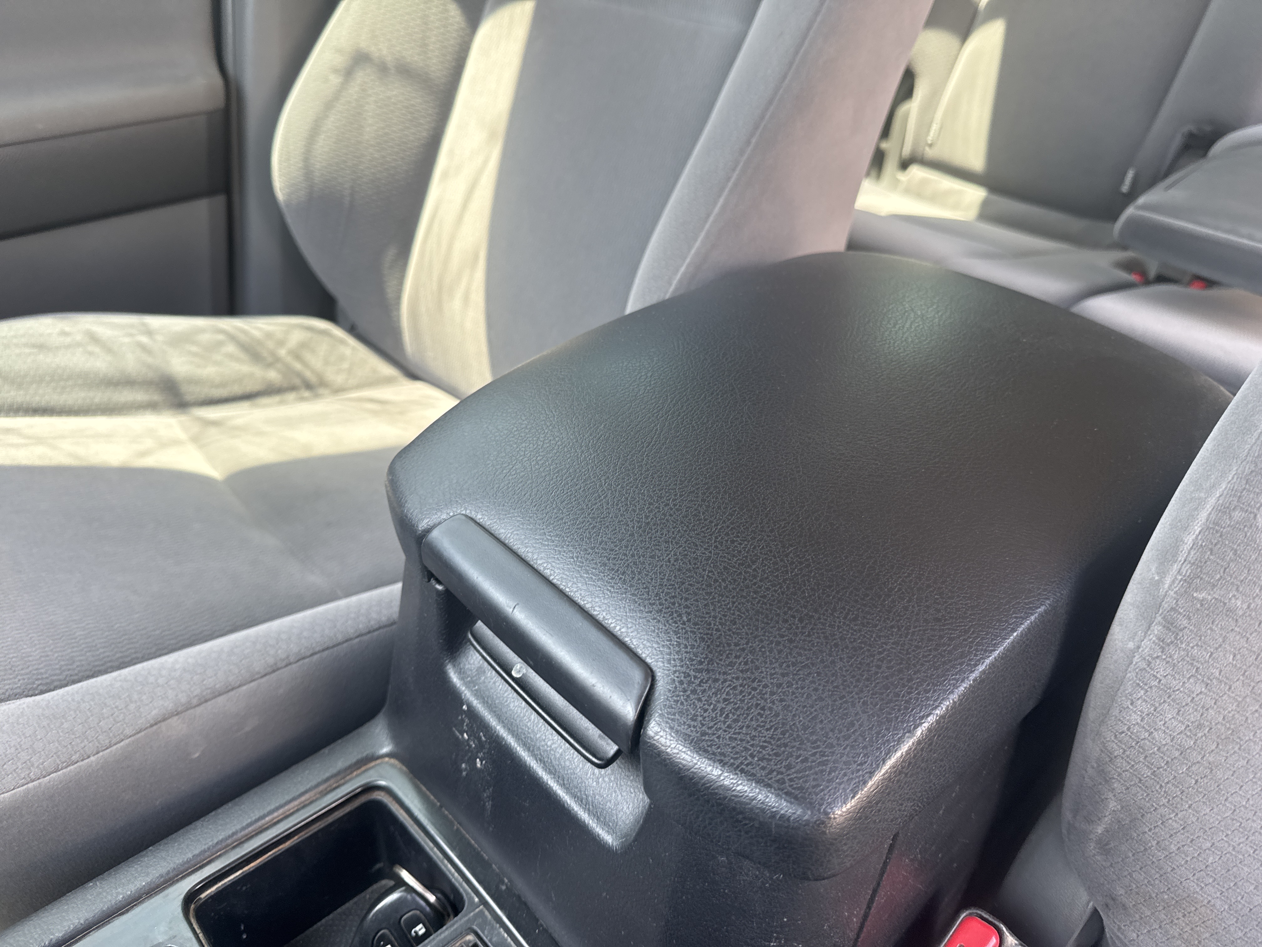 SUV-003-تويوتا-Land-Cruiser-Prado-المركبات-الرياضية-فحص-المظهر-الداخلي-مسند-الذراع-1