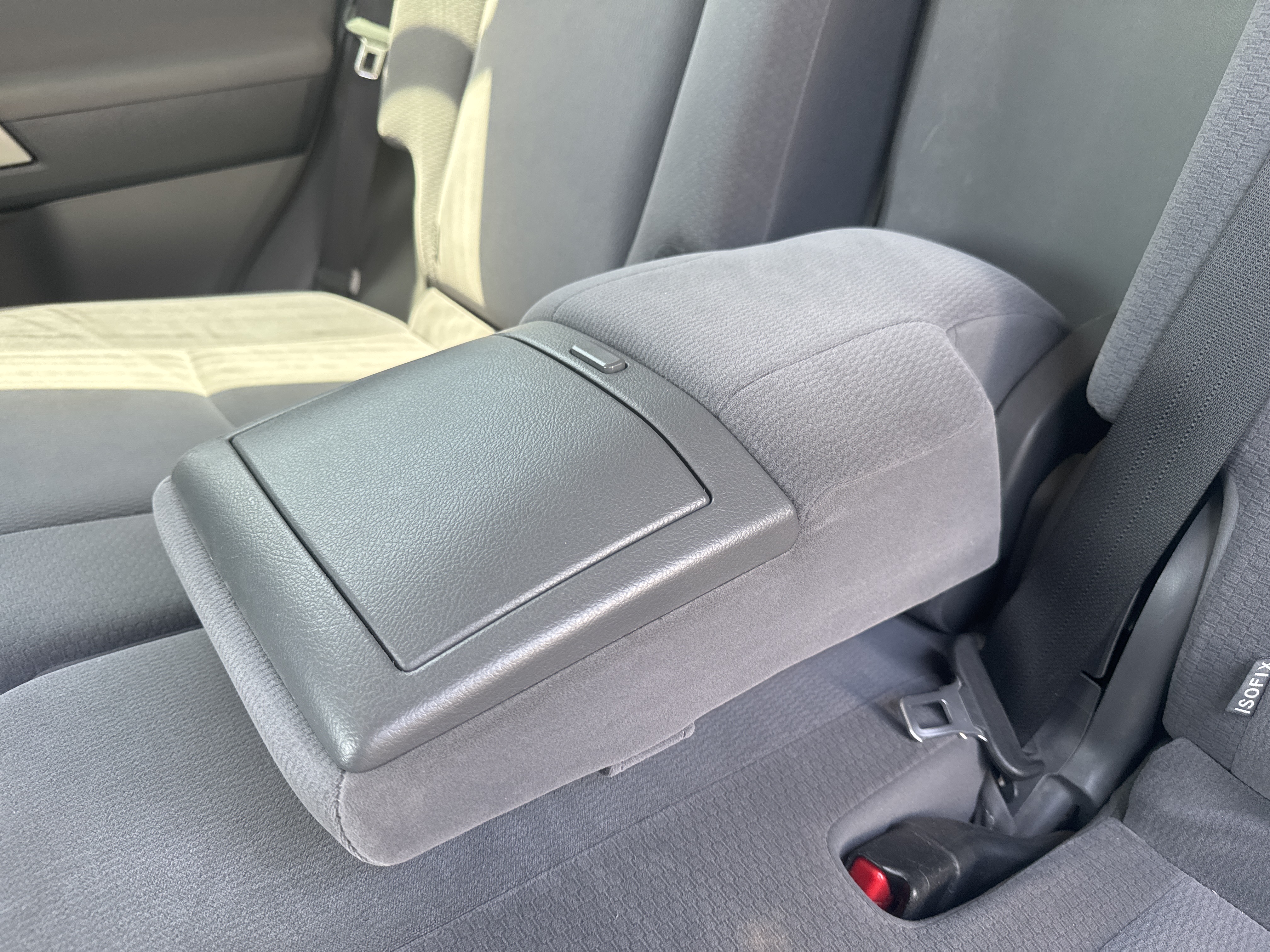SUV-003-تويوتا-Land-Cruiser-Prado-المركبات-الرياضية-فحص-المظهر-الداخلي-مسند-الذراع-1