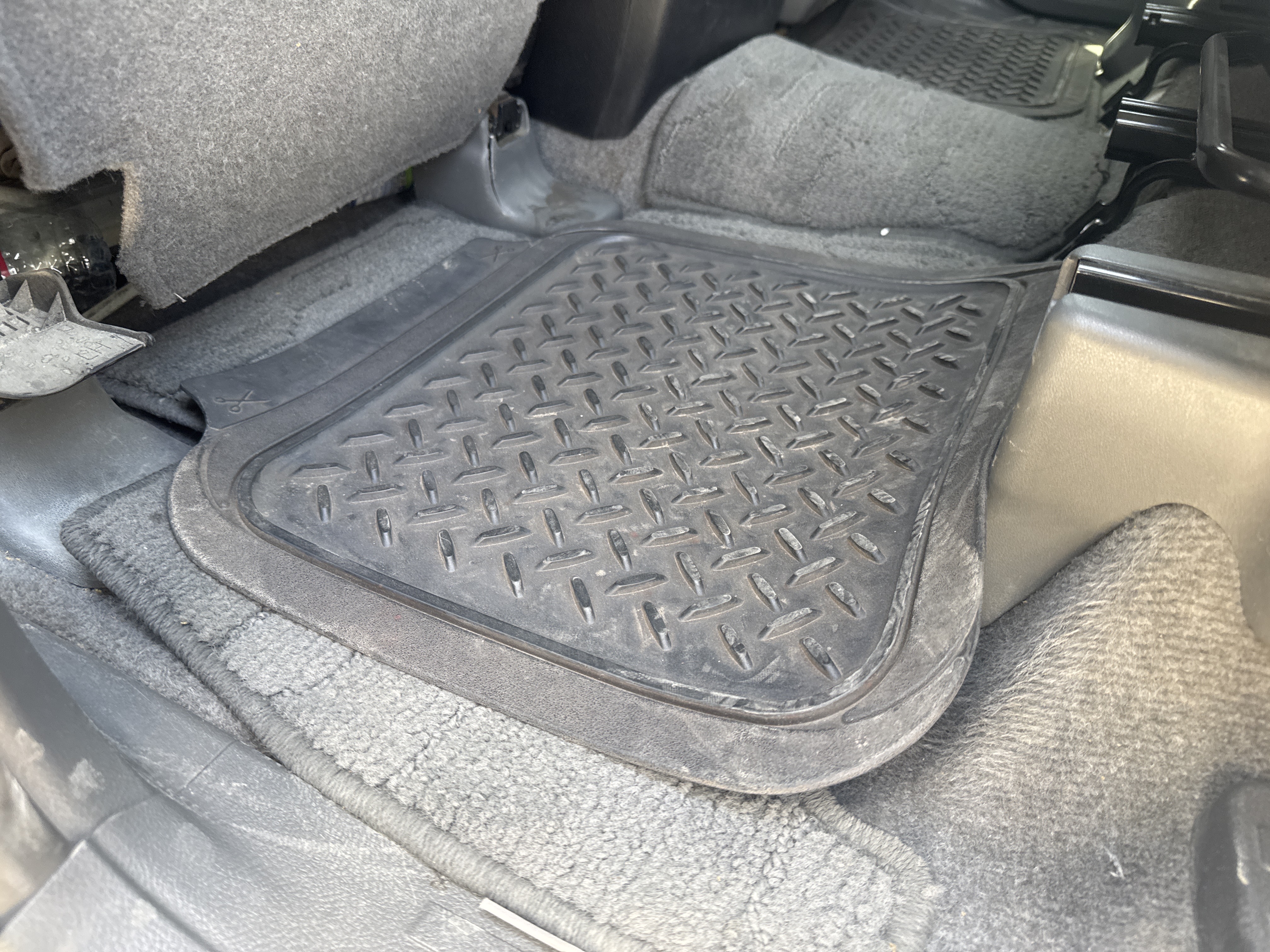 SUV-003-تويوتا-Land-Cruiser-Prado-المركبات-الرياضية-فحص-المظهر-الداخلي-دعاسات-أرضية-1