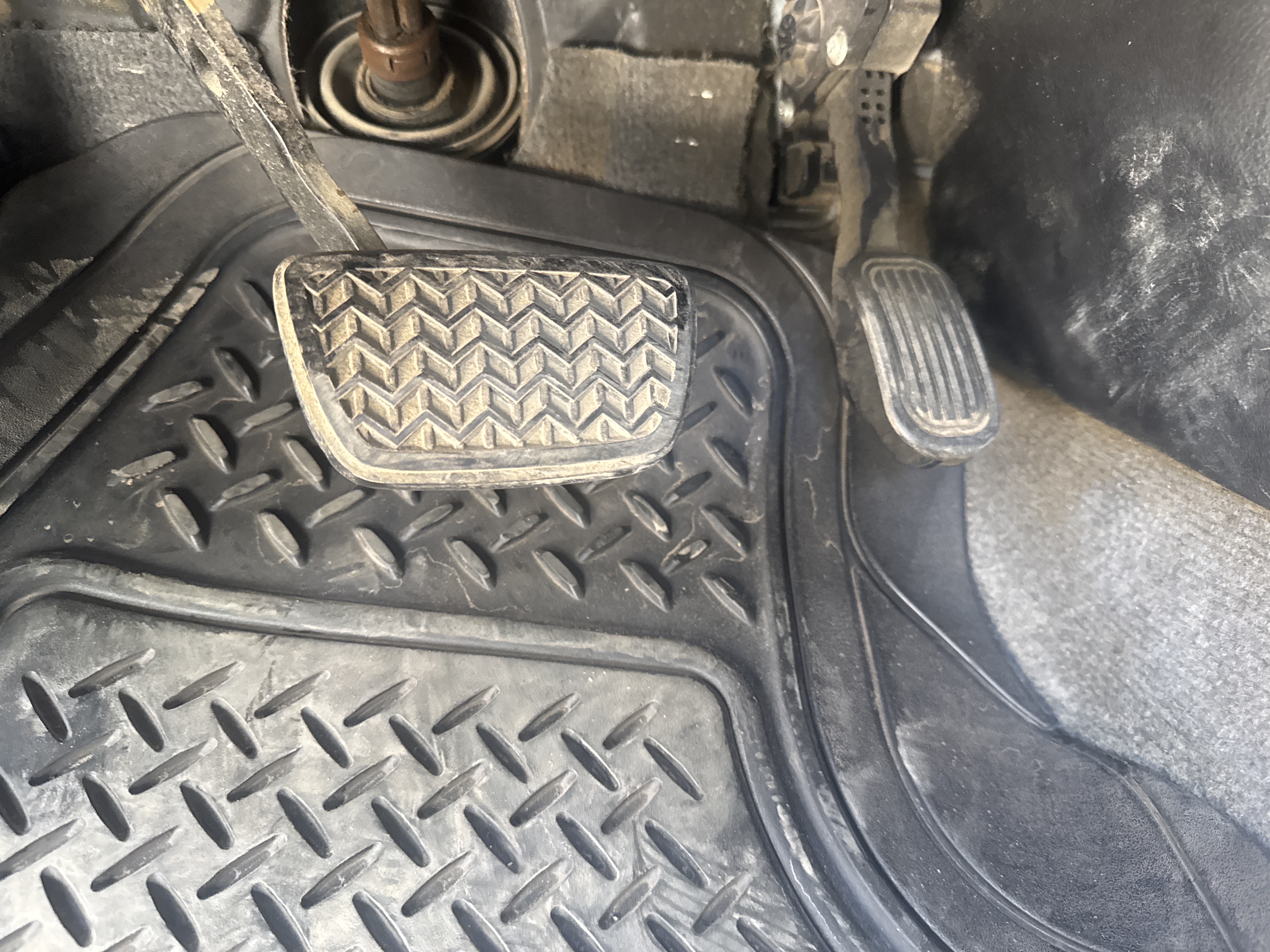 SUV-003-تويوتا-Land-Cruiser-Prado-المركبات-الرياضية-فحص-المظهر-الداخلي-الدواسات-1