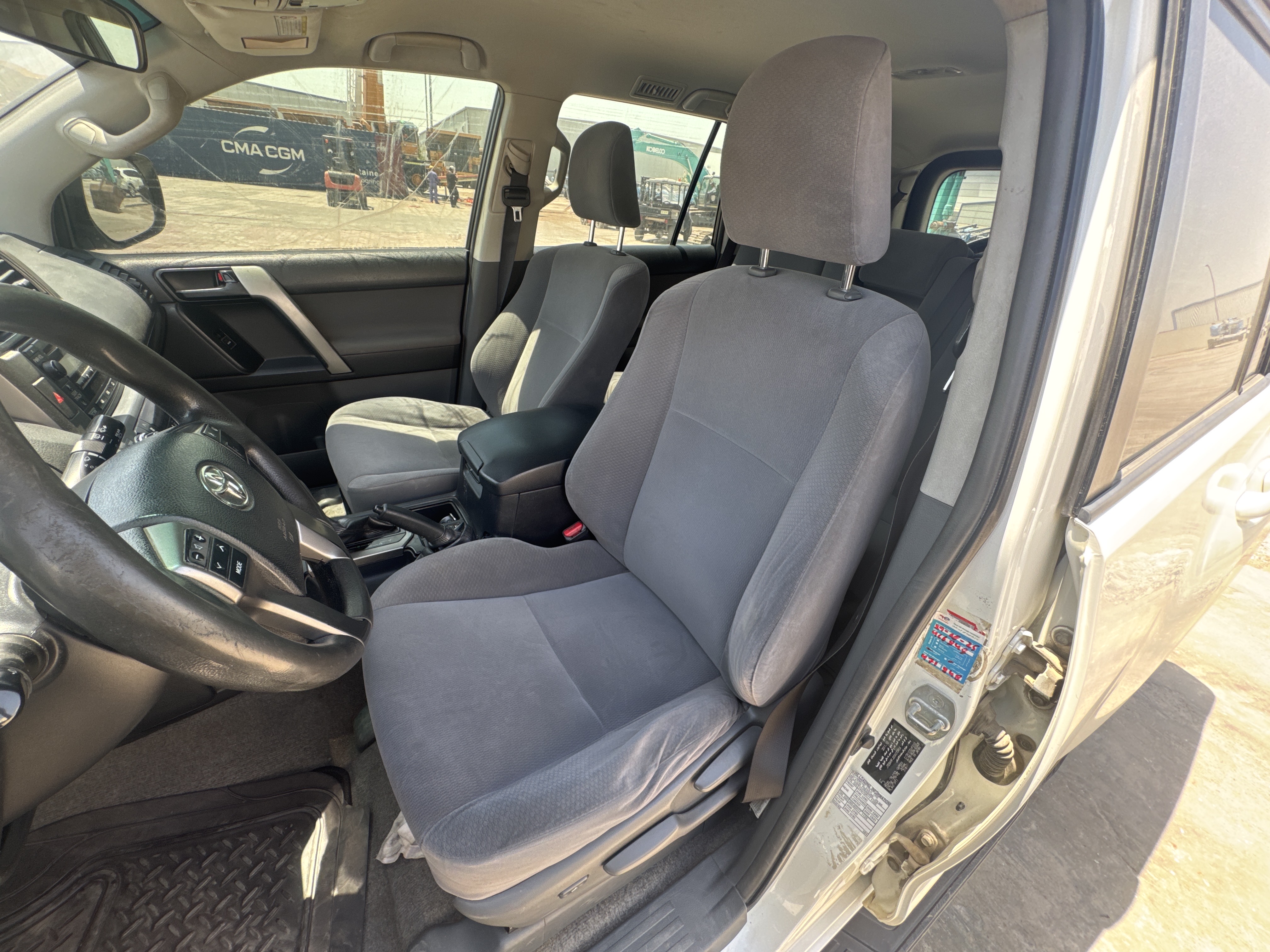 SUV-003-تويوتا-Land-Cruiser-Prado-المركبات-الرياضية-فحص-المظهر-الداخلي-مقعد-السائق-1