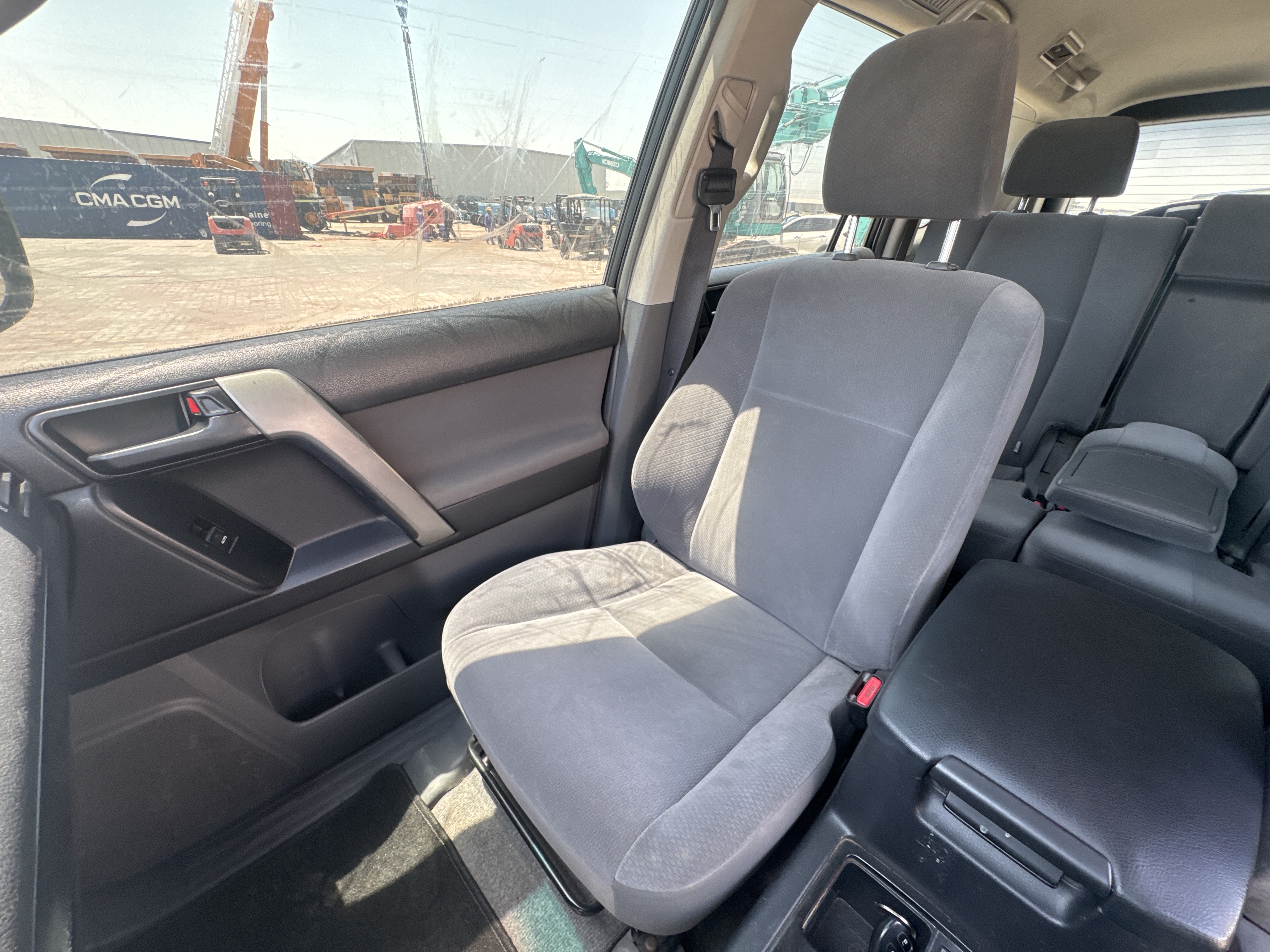 SUV-003-تويوتا-Land-Cruiser-Prado-المركبات-الرياضية-فحص-المظهر-الداخلي-مقعد-الراكب-الأمامي-1