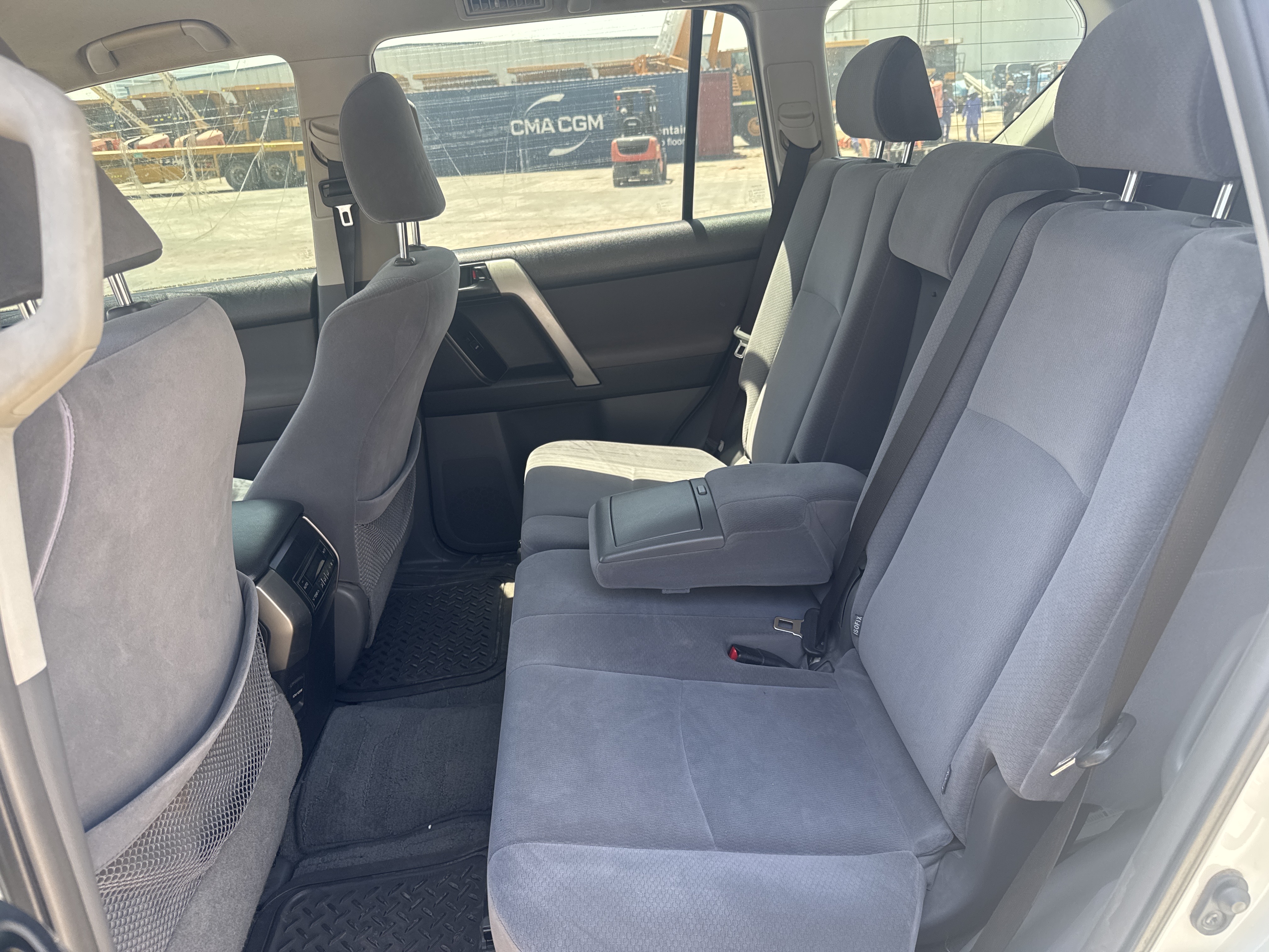 SUV-003-تويوتا-Land-Cruiser-Prado-المركبات-الرياضية-فحص-المظهر-الداخلي-المقعد-الخلفي-1