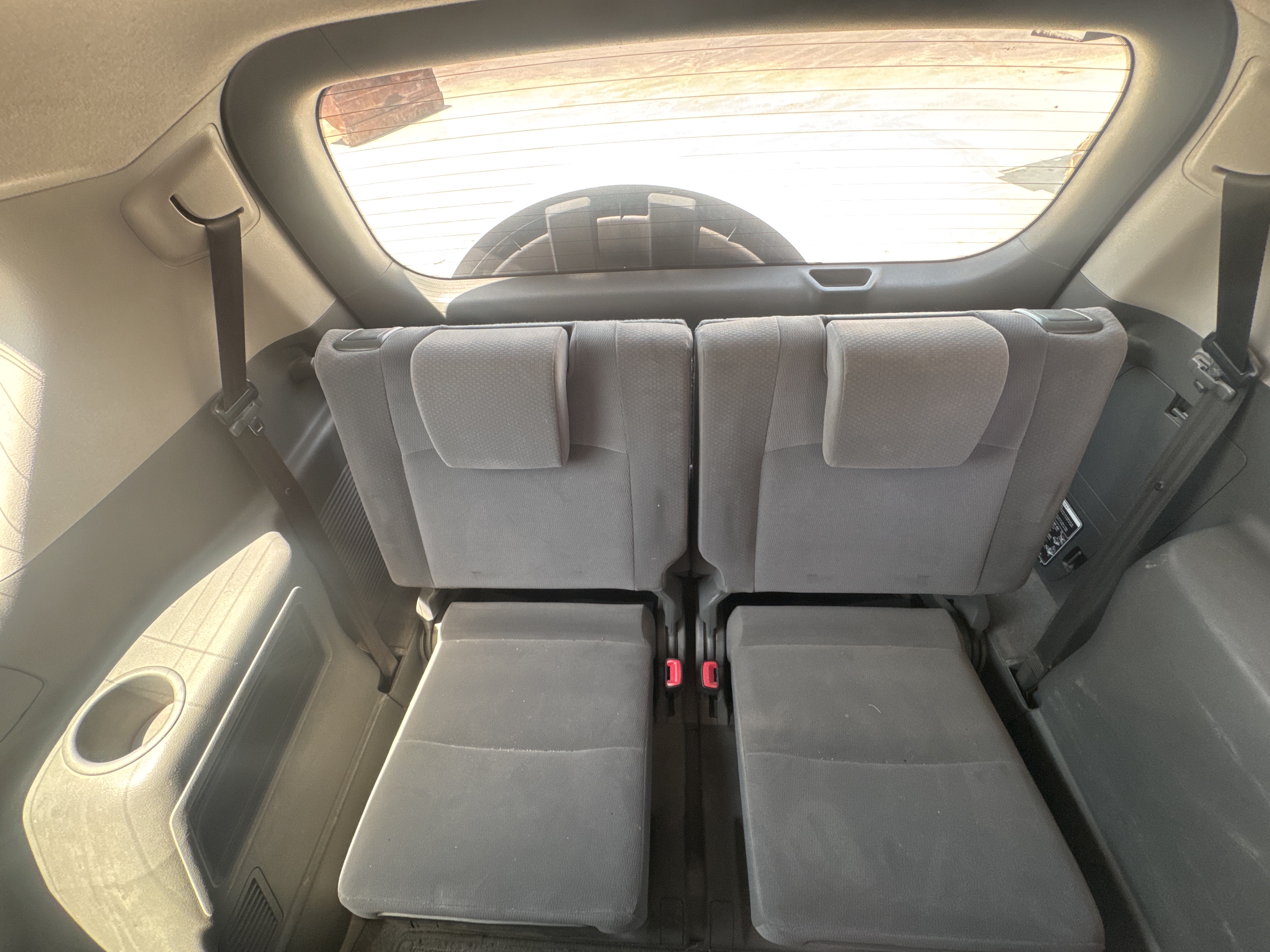SUV-003-تويوتا-Land-Cruiser-Prado-المركبات-الرياضية-فحص-المظهر-الداخلي-لمقعد-الخلفي-الثالث-1
