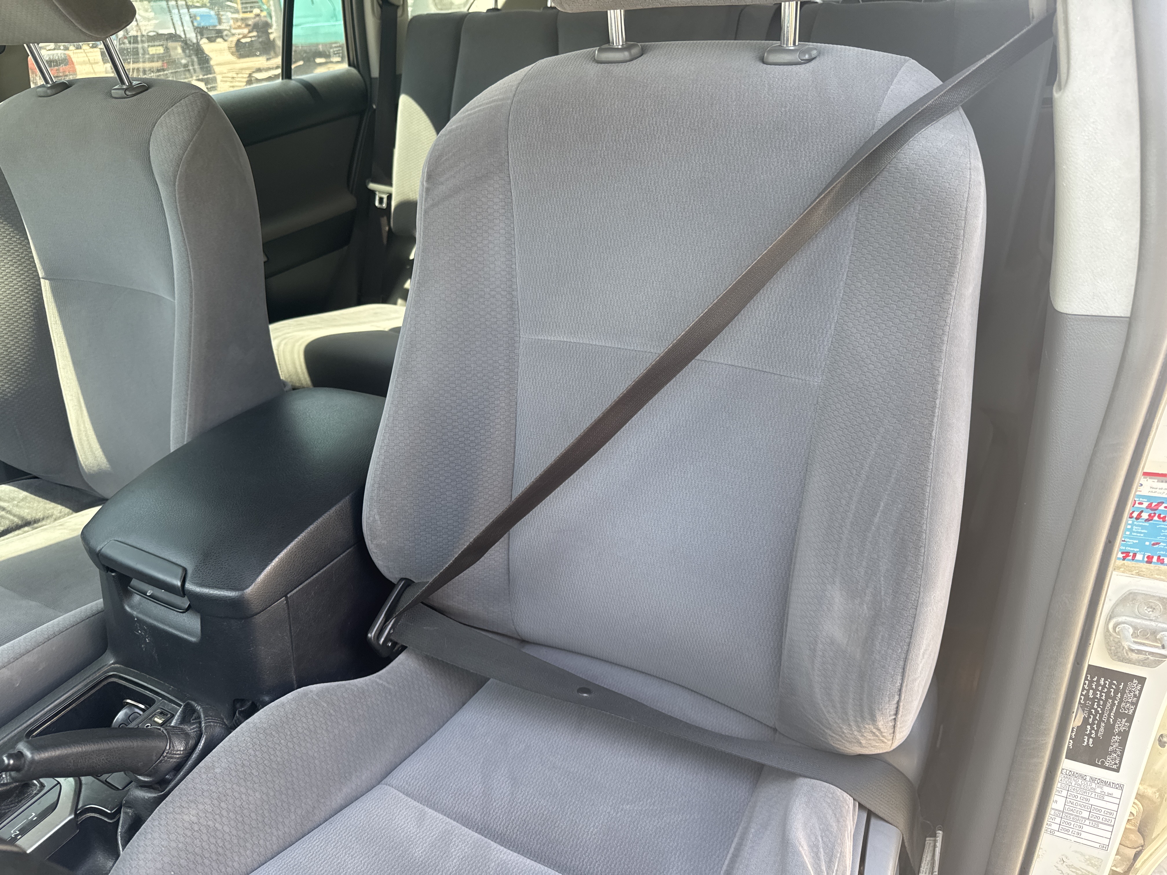 SUV-003-تويوتا-Land-Cruiser-Prado-المركبات-الرياضية-فحص-المظهر-الداخلي-أحزمة-الأمان-1