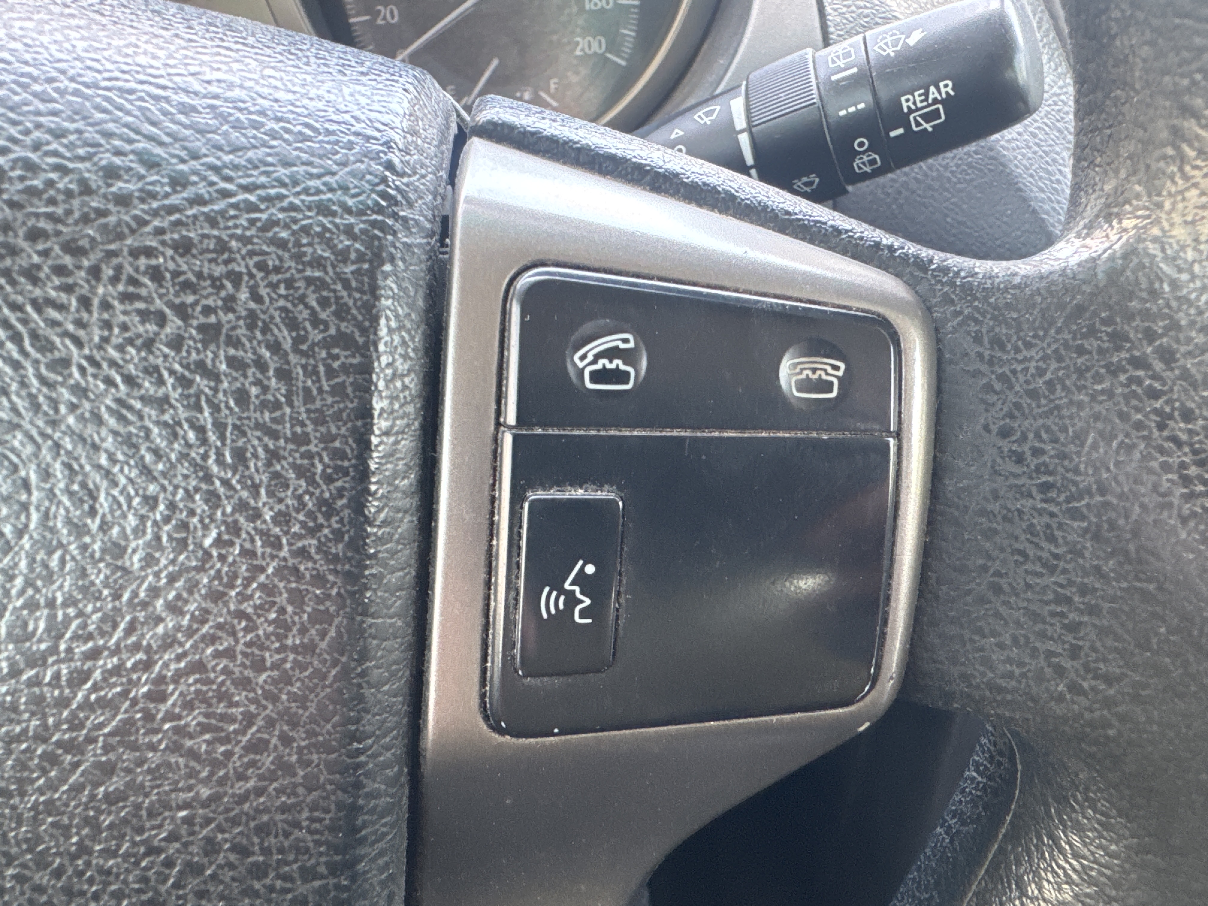 SUV-003-تويوتا-Land-Cruiser-Prado-المركبات-الرياضية-فحص-الإلكترونيات-مقود-التحكم-1
