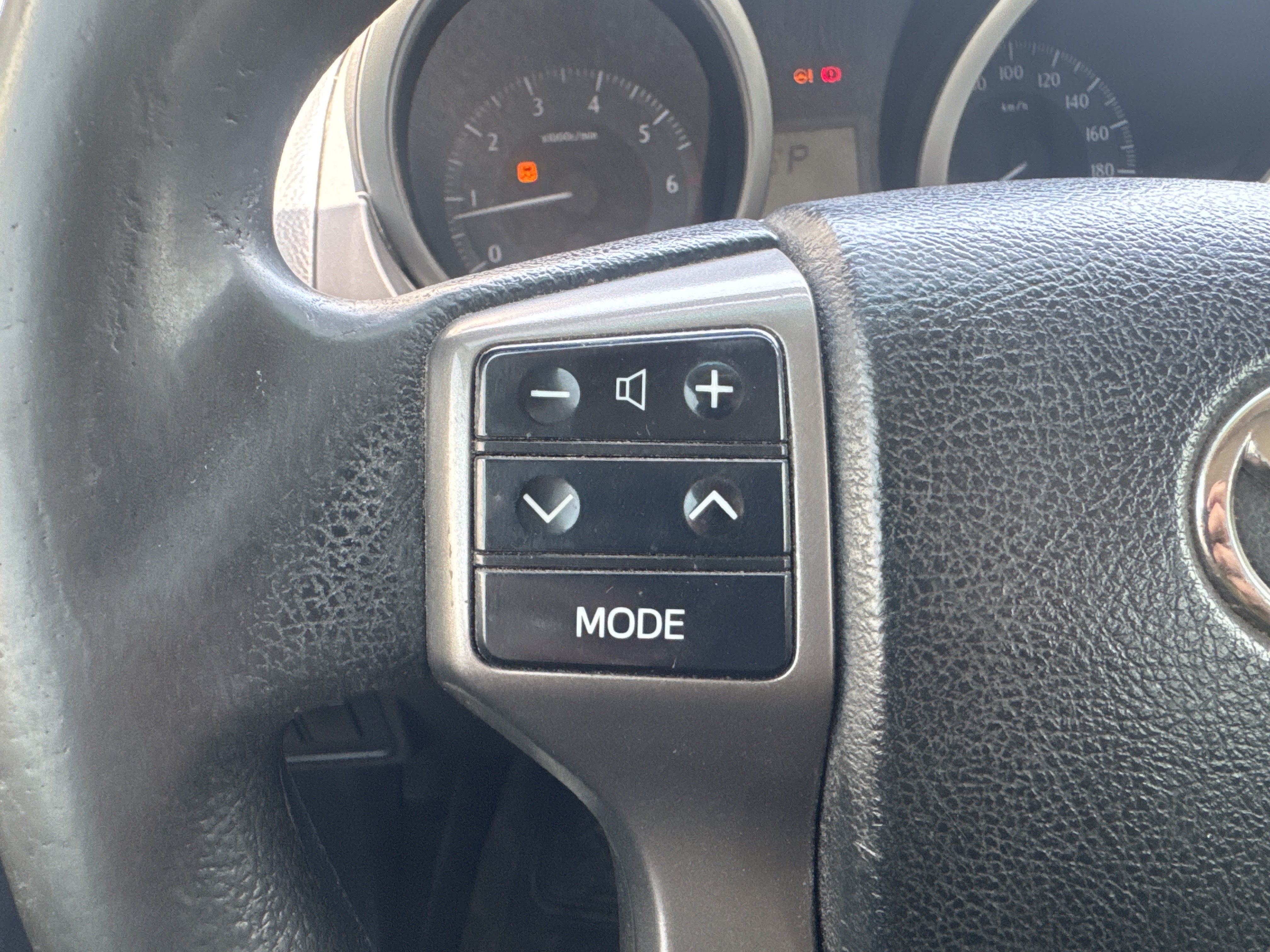 SUV-003-تويوتا-Land-Cruiser-Prado-المركبات-الرياضية-فحص-الإلكترونيات-مقود-التحكم-1