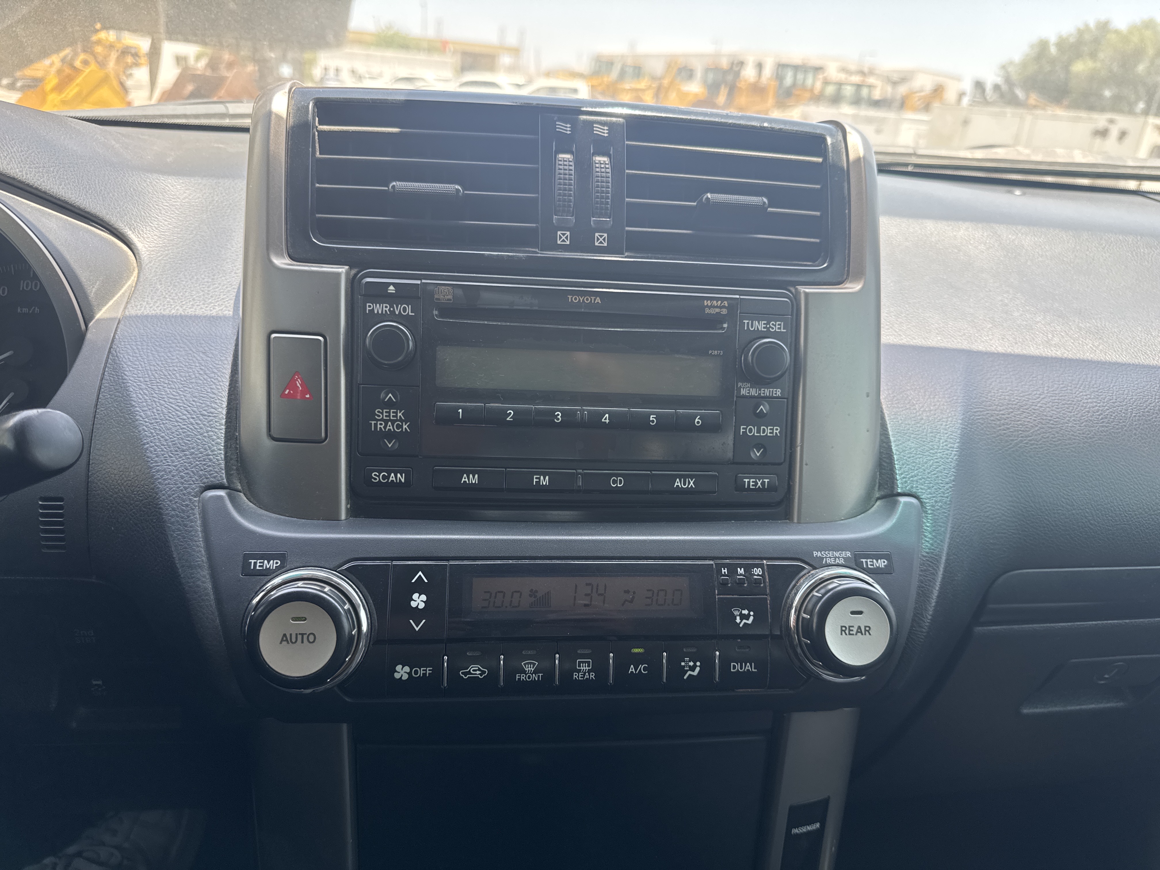 SUV-003-تويوتا-Land-Cruiser-Prado-المركبات-الرياضية-فحص-الإلكترونيات-مفاتيح-التحكم-1