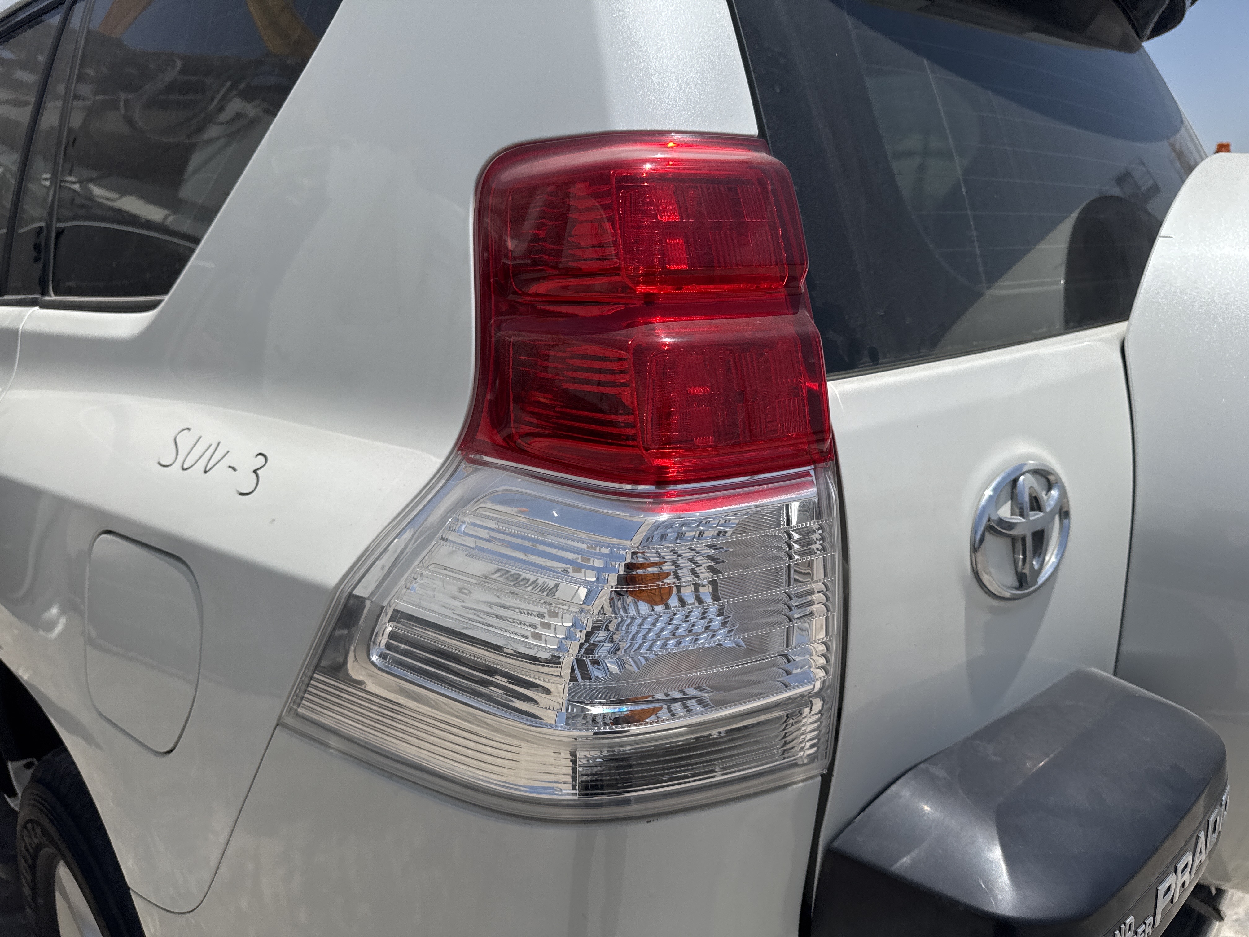 SUV-003-تويوتا-Land-Cruiser-Prado-المركبات-الرياضية-فحص-الإلكترونيات-المصابيح-الخلفية-1