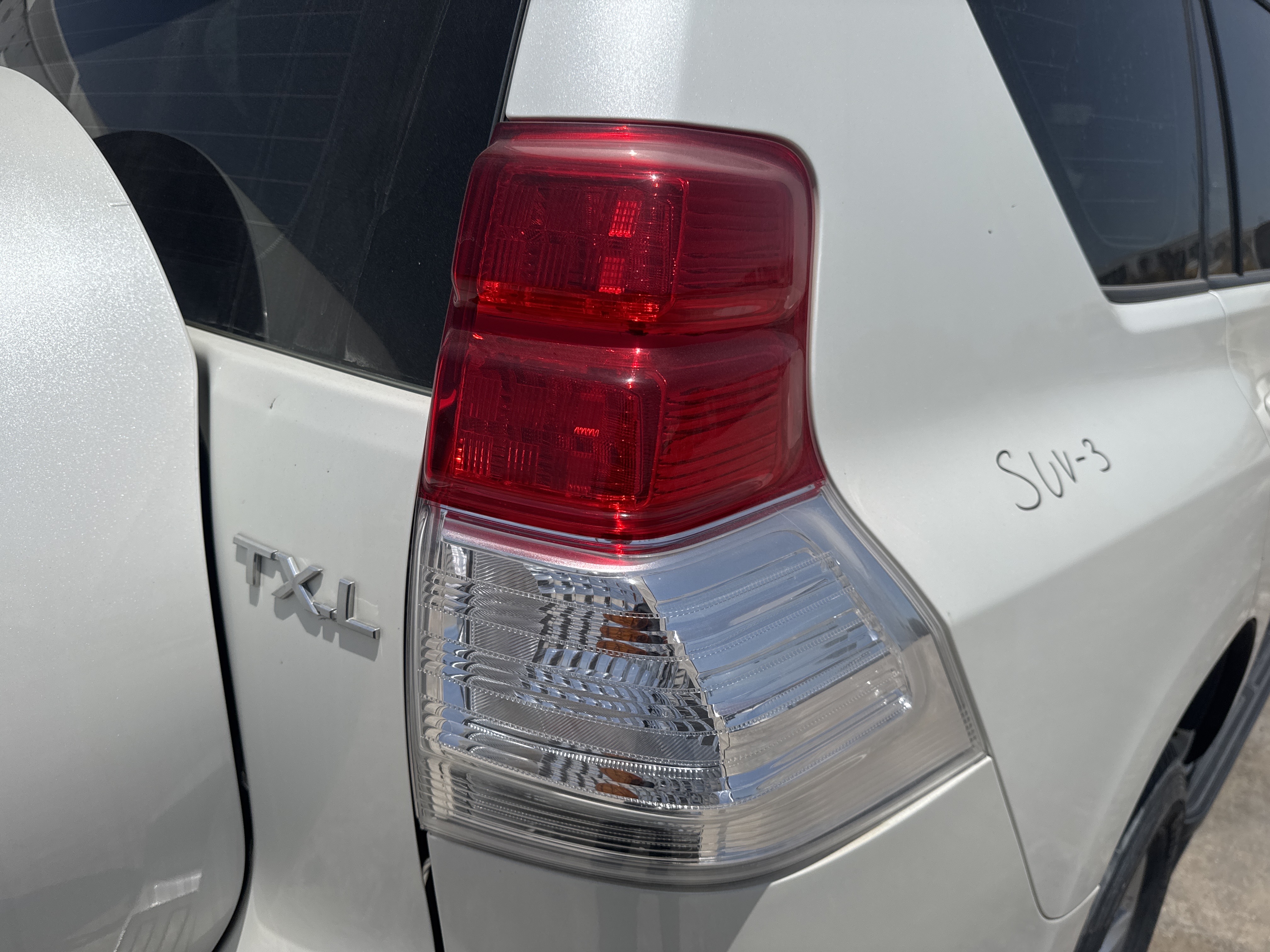 SUV-003-تويوتا-Land-Cruiser-Prado-المركبات-الرياضية-فحص-الإلكترونيات-المصابيح-الخلفية-1