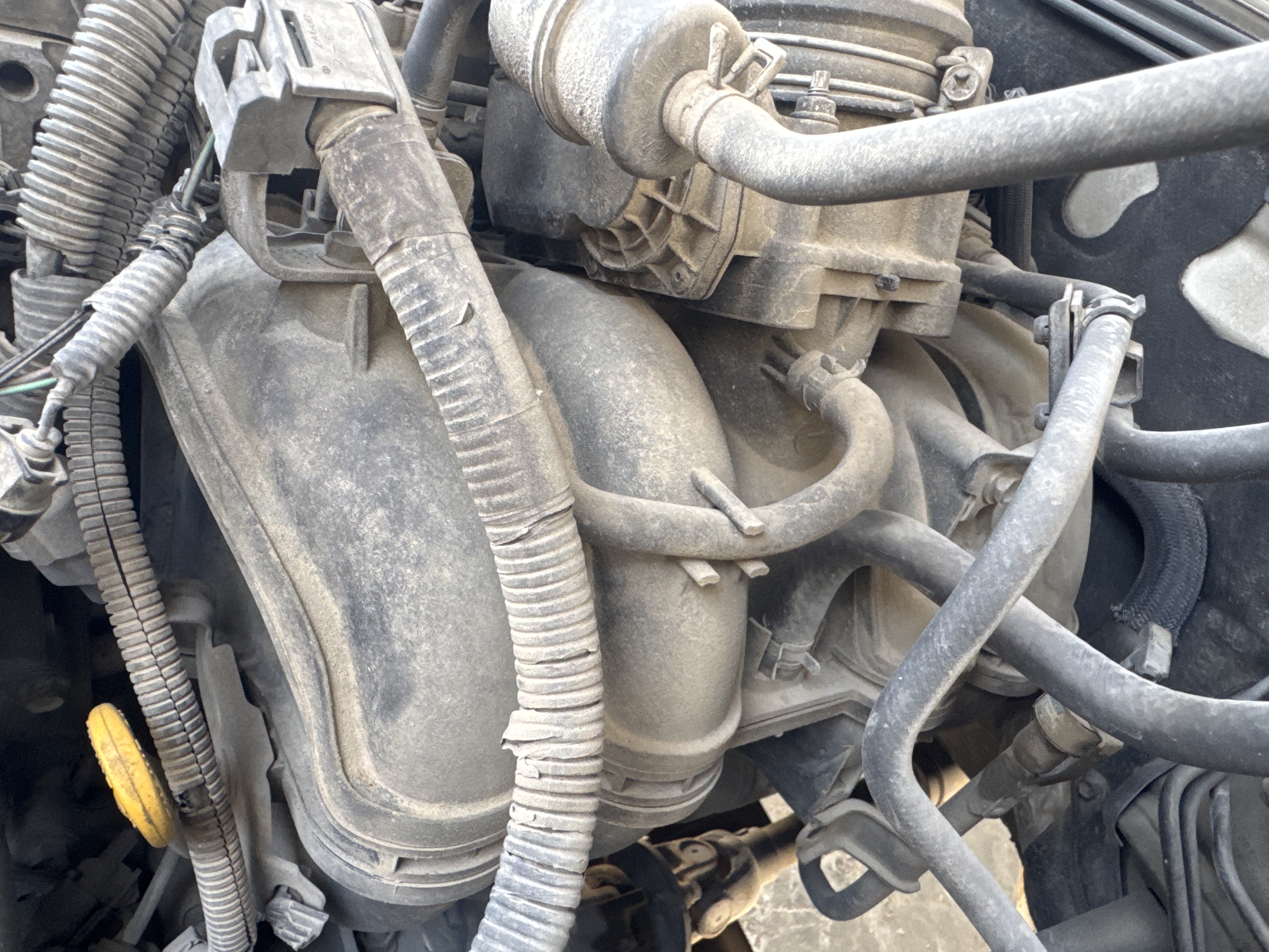 SUV-003-تويوتا-Land-Cruiser-Prado-المركبات-الرياضية-فحص-المحرك-تسريب-زيت-المحرك-1