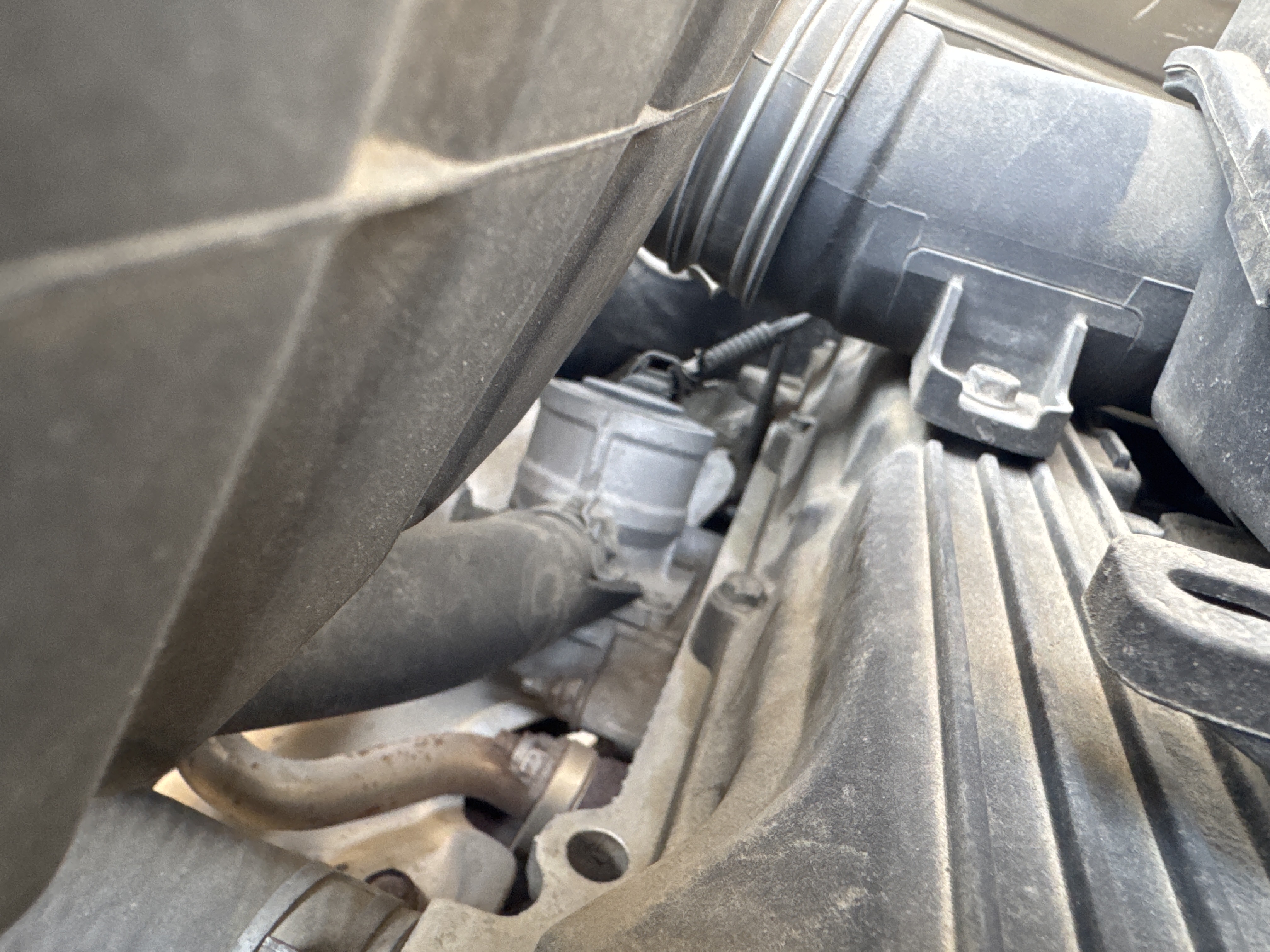 SUV-003-تويوتا-Land-Cruiser-Prado-المركبات-الرياضية-فحص-المحرك-تسريب-زيت-المحرك-1