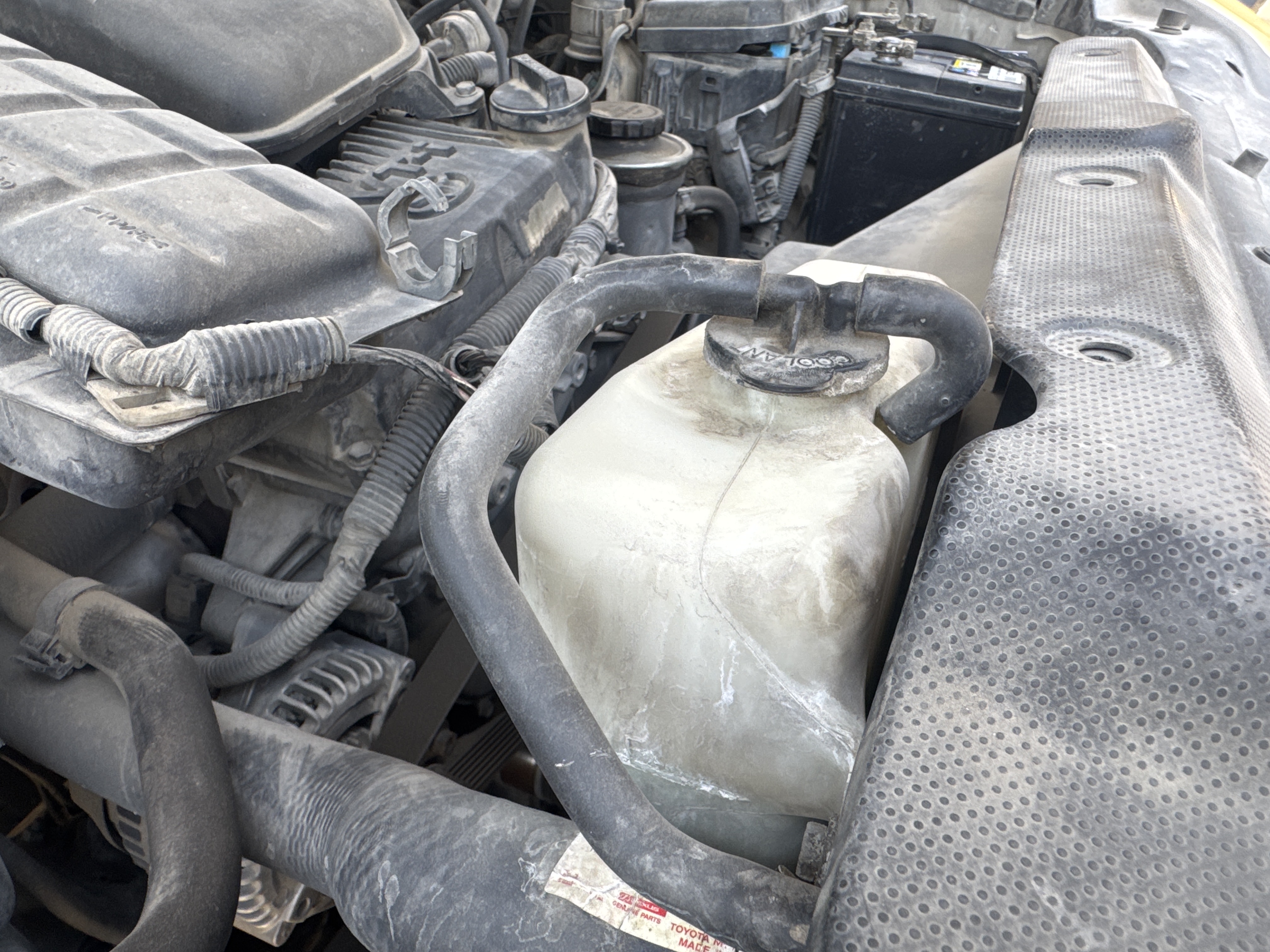 SUV-003-تويوتا-Land-Cruiser-Prado-المركبات-الرياضية-فحص-المحرك-سائل-التبريد-1