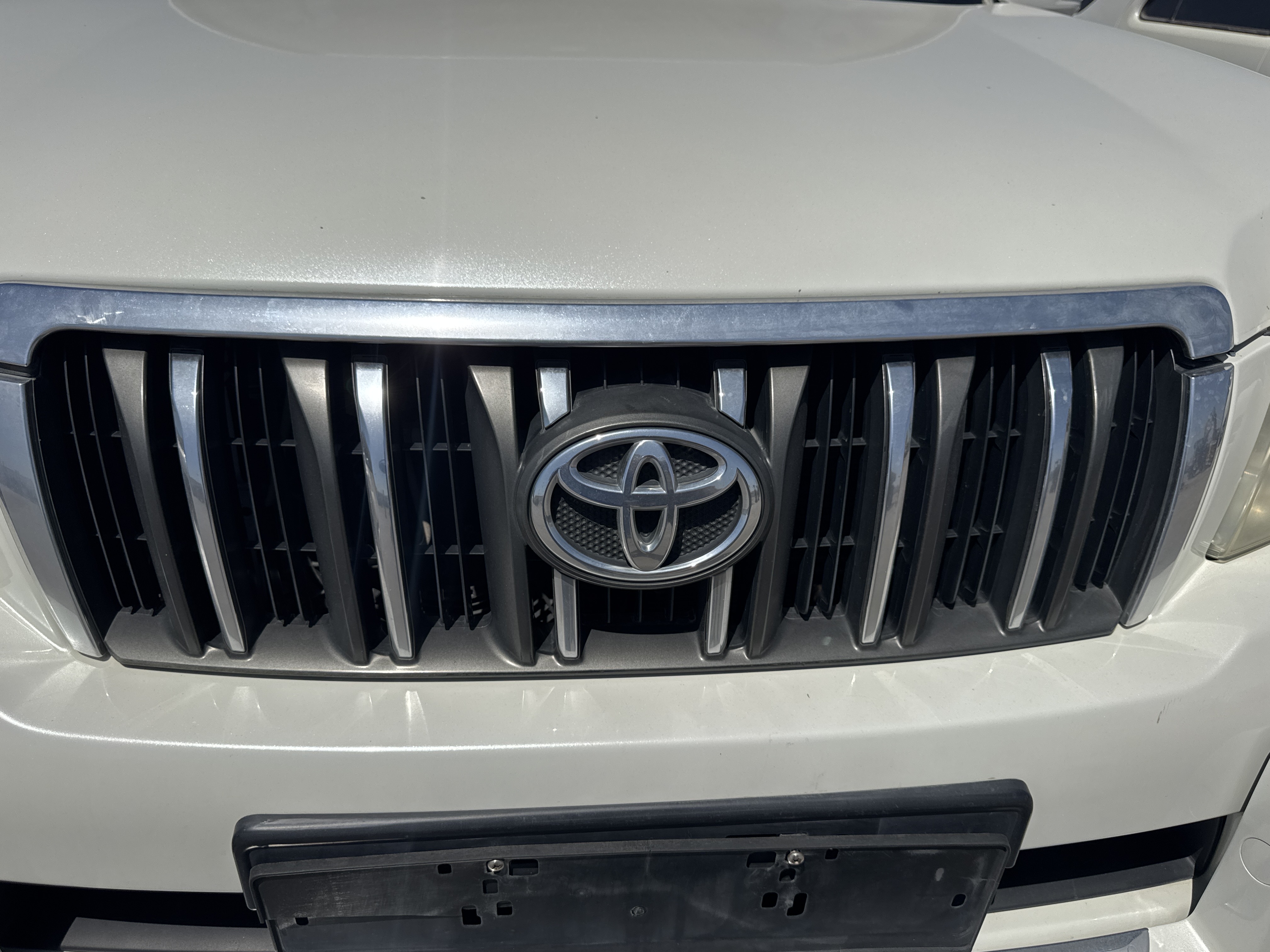 SUV-004-تويوتا-Land-Cruiser-Prado-المركبات-الرياضية-فحص-المظهر-الخارجي-الشبكة-الأمامية-والمصد-1