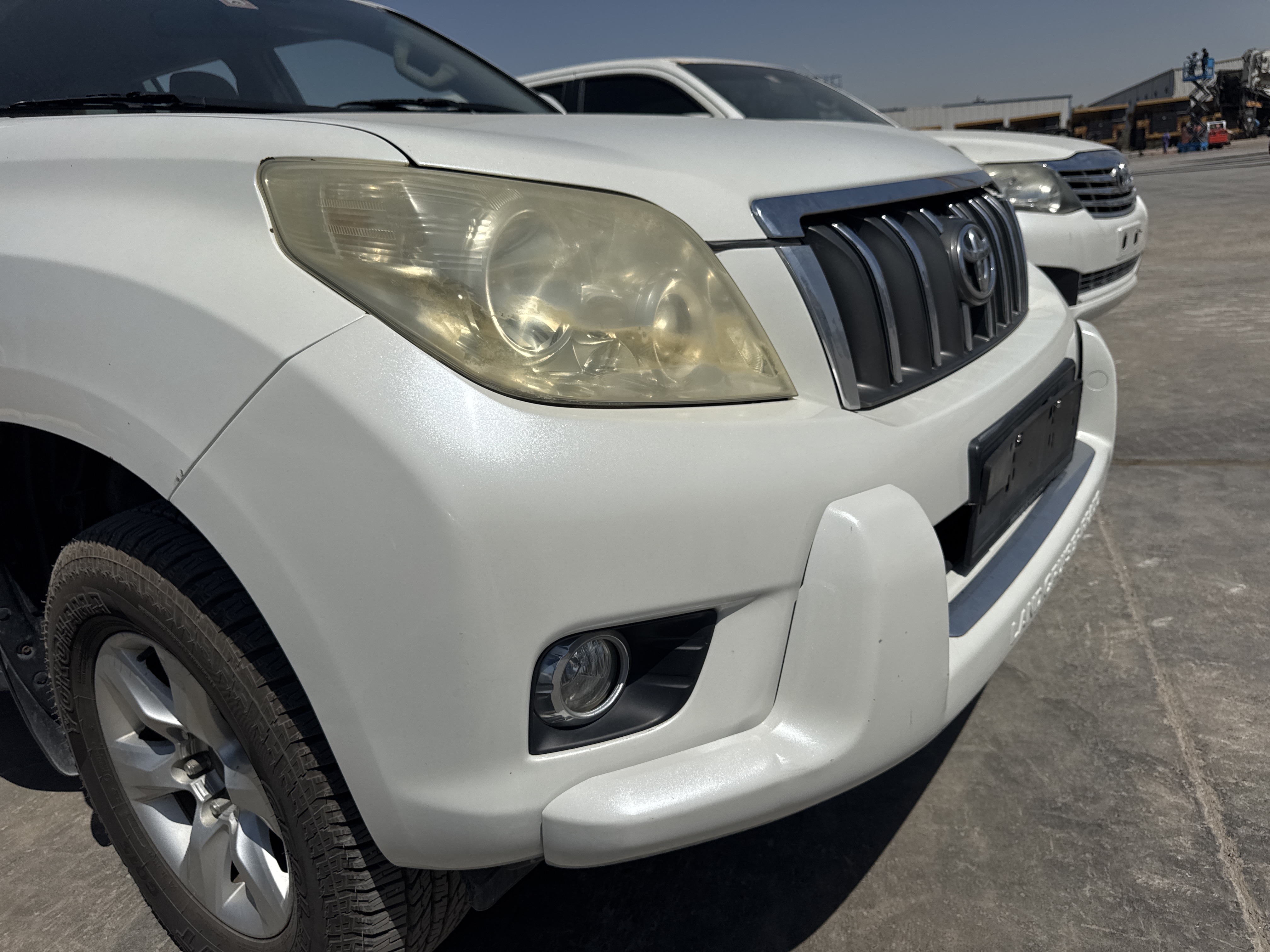 SUV-004-تويوتا-Land-Cruiser-Prado-المركبات-الرياضية-فحص-المظهر-الخارجي-الشبكة-الأمامية-والمصد-4