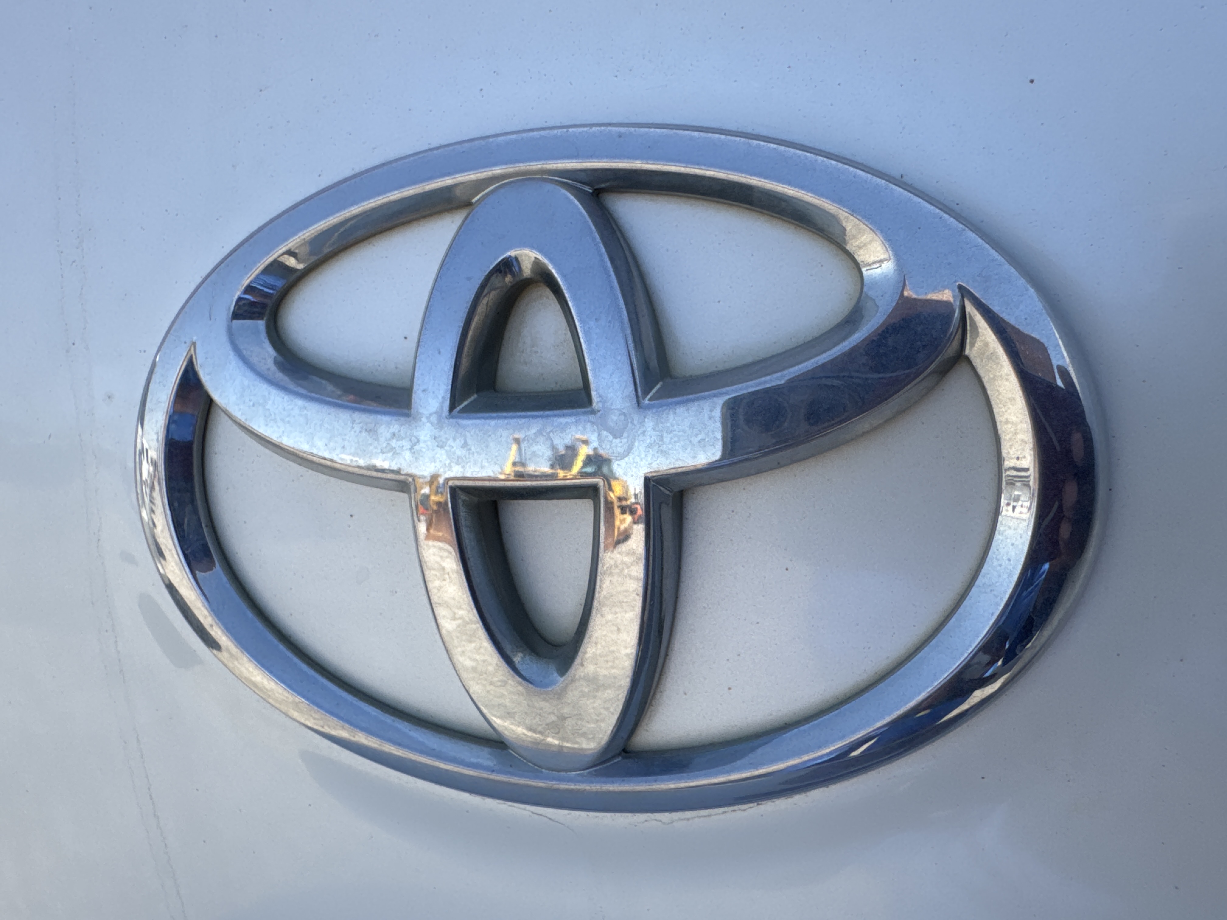 SUV-004-تويوتا-Land-Cruiser-Prado-المركبات-الرياضية-فحص-المظهر-الخارجي-الشعار-الخلفي-1