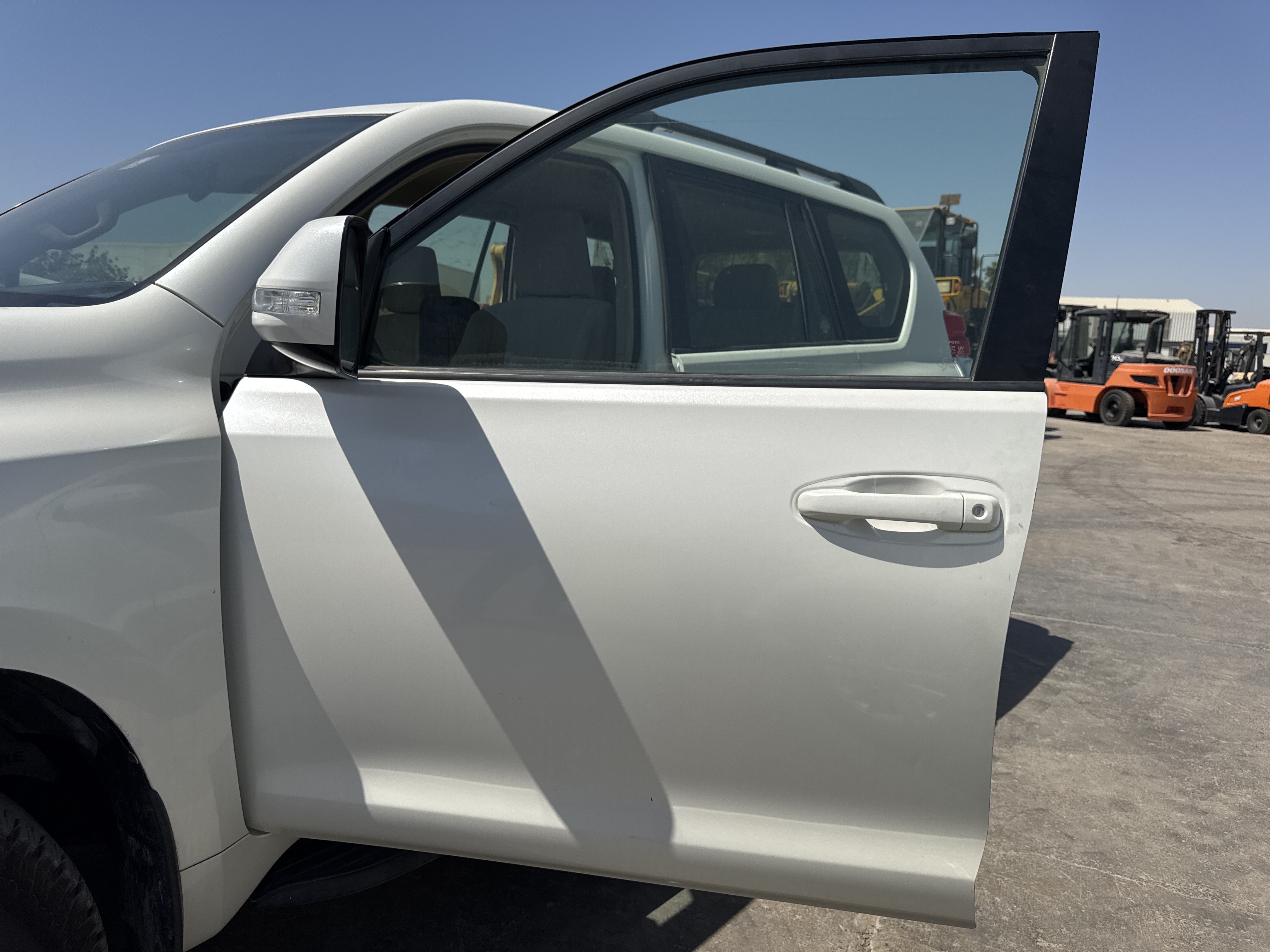 SUV-004-تويوتا-Land-Cruiser-Prado-المركبات-الرياضية-فحص-المظهر-الخارجي-الباب-الأمامي-الأيسر-1