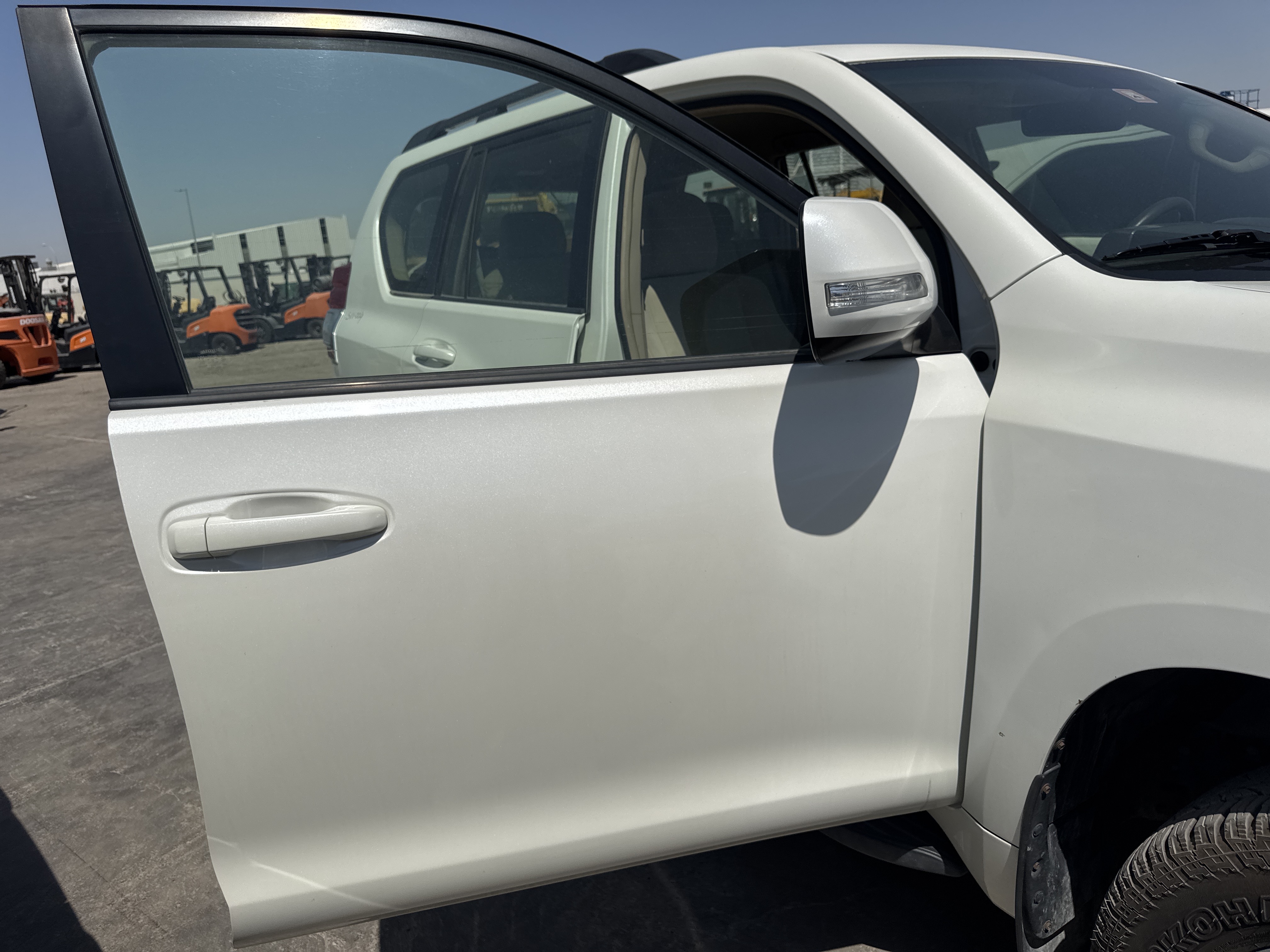 SUV-004-تويوتا-Land-Cruiser-Prado-المركبات-الرياضية-فحص-المظهر-الخارجي-الباب-الأمامي-الأيمن-1