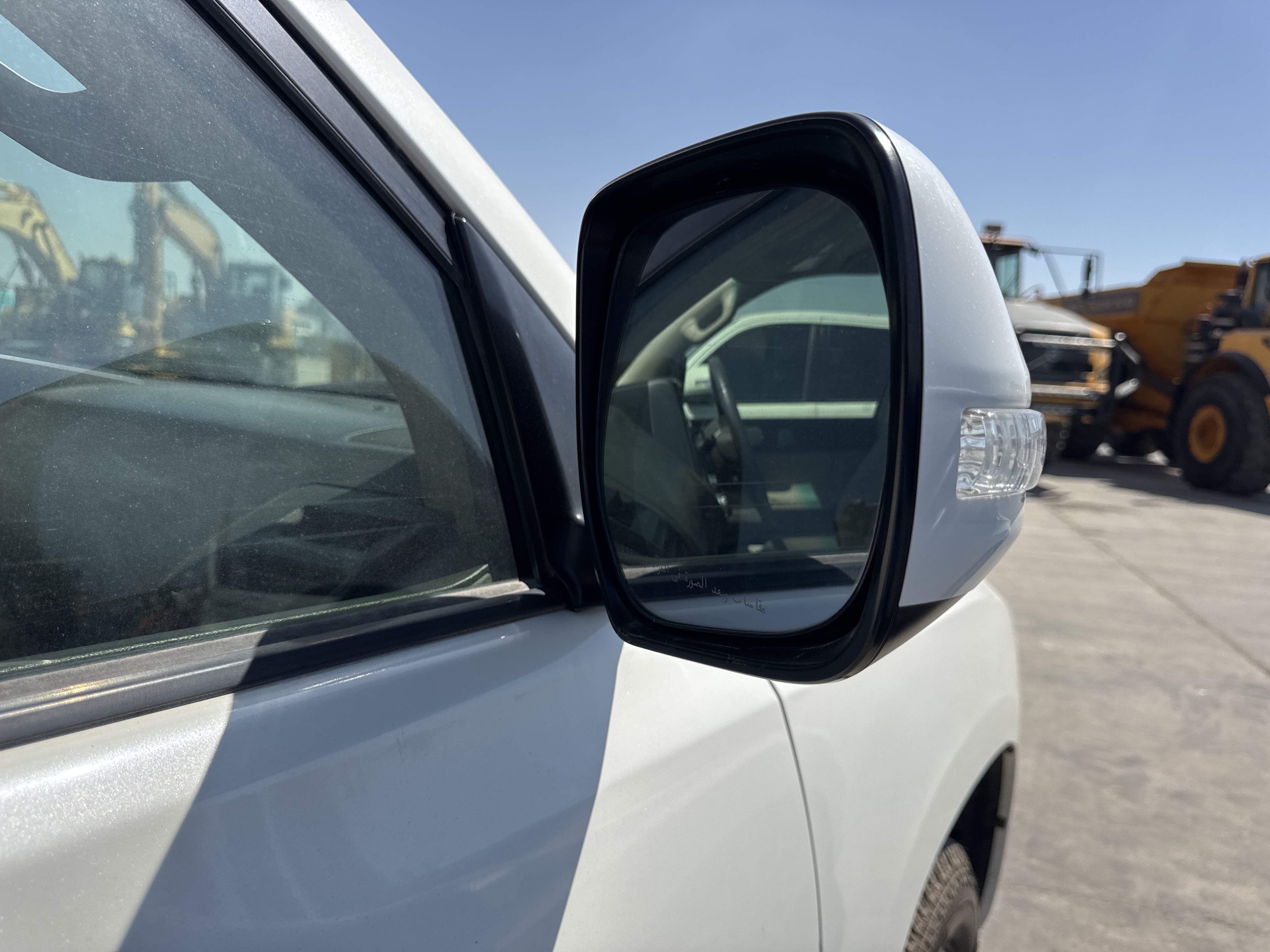 SUV-004-تويوتا-Land-Cruiser-Prado-المركبات-الرياضية-فحص-المظهر-الخارجي-المراية-الجانبية-اليمين-1