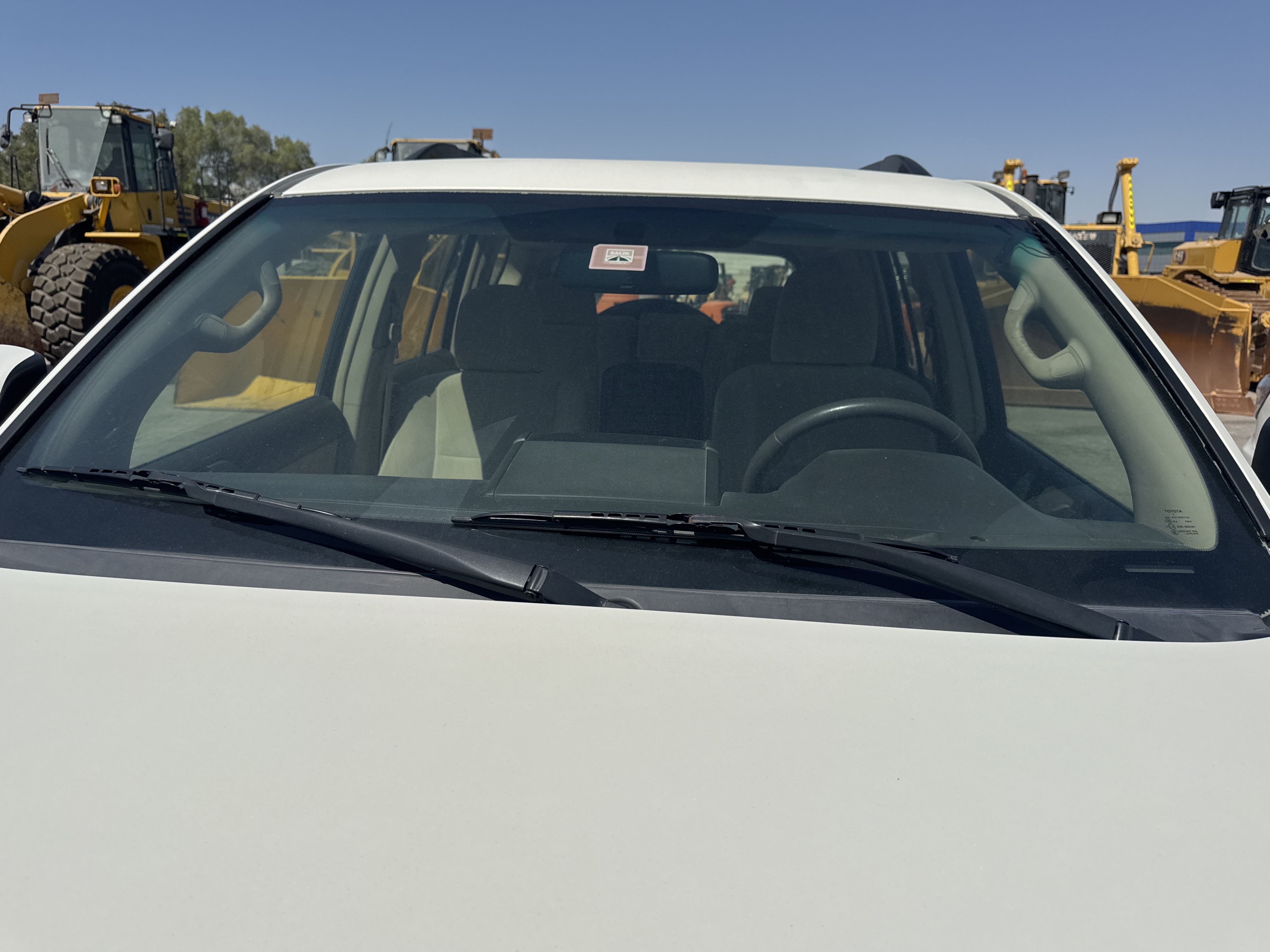 SUV-004-تويوتا-Land-Cruiser-Prado-المركبات-الرياضية-فحص-المظهر-الخارجي-الزجاج-الأمامي-1