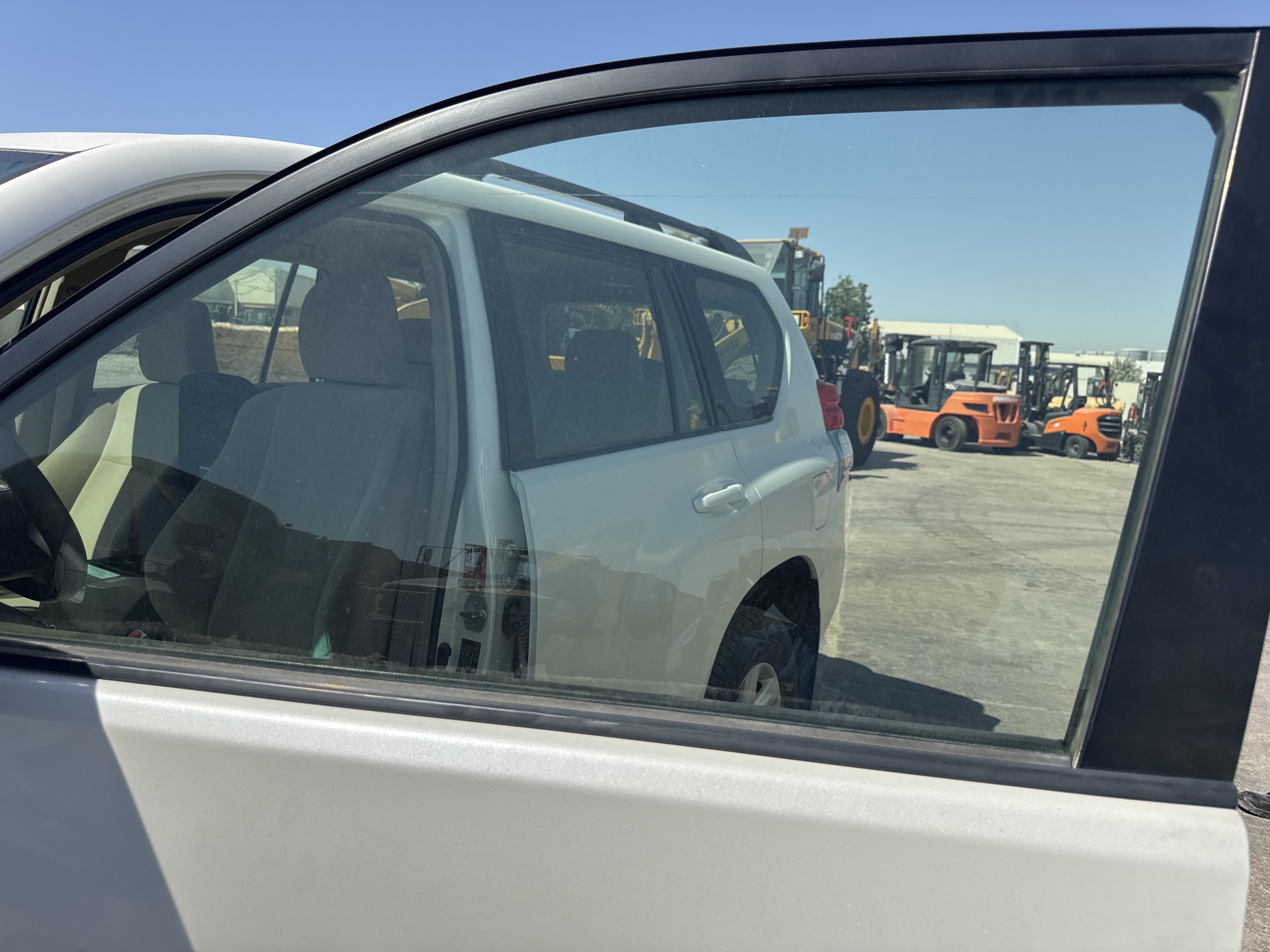 SUV-004-تويوتا-Land-Cruiser-Prado-المركبات-الرياضية-فحص-المظهر-الخارجي-زجاج-الباب-الأمامي-الأيسر-1