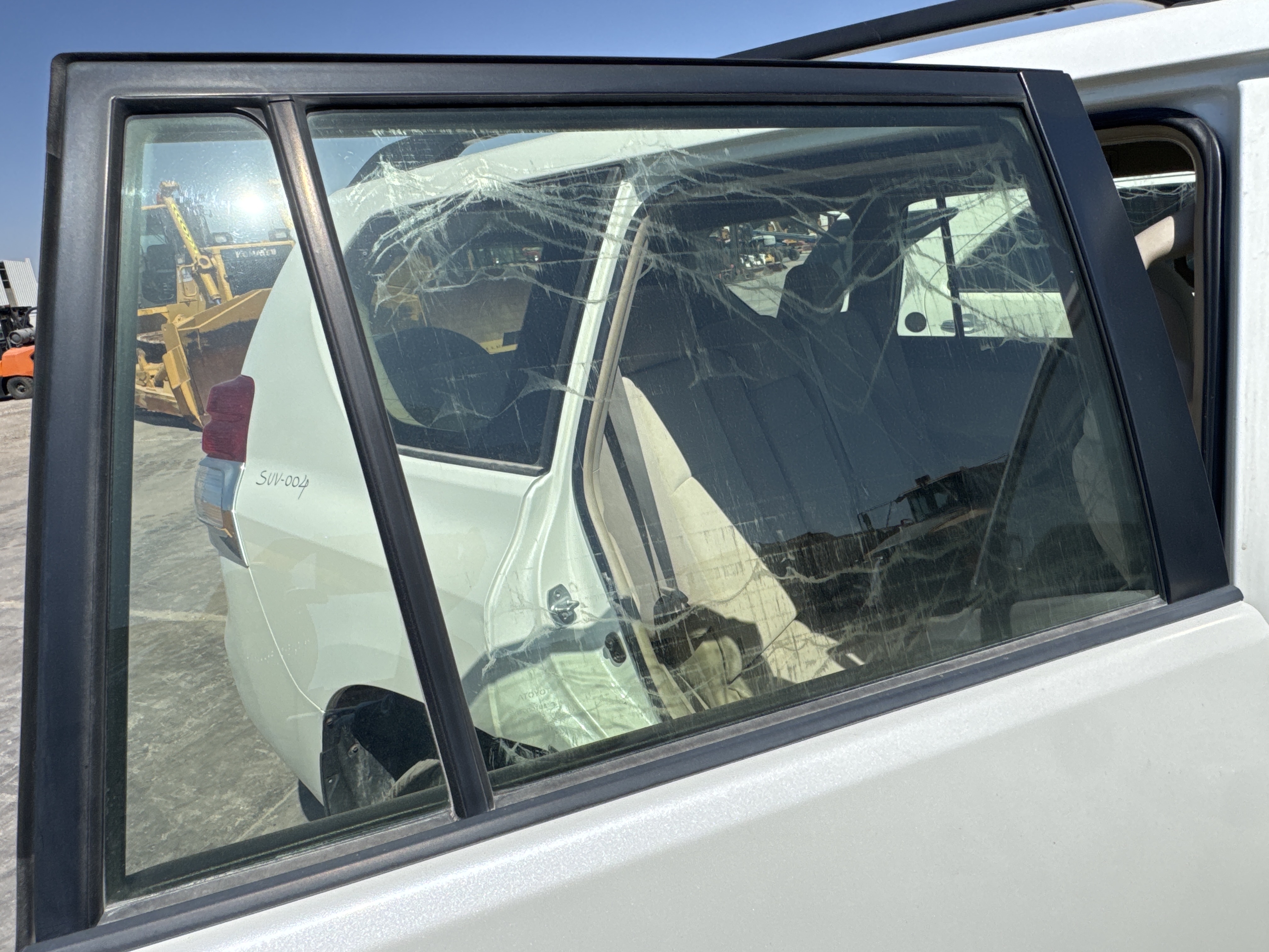 SUV-004-تويوتا-Land-Cruiser-Prado-المركبات-الرياضية-فحص-المظهر-الخارجي-زجاج-الباب-الخلفي-الأيمن-1