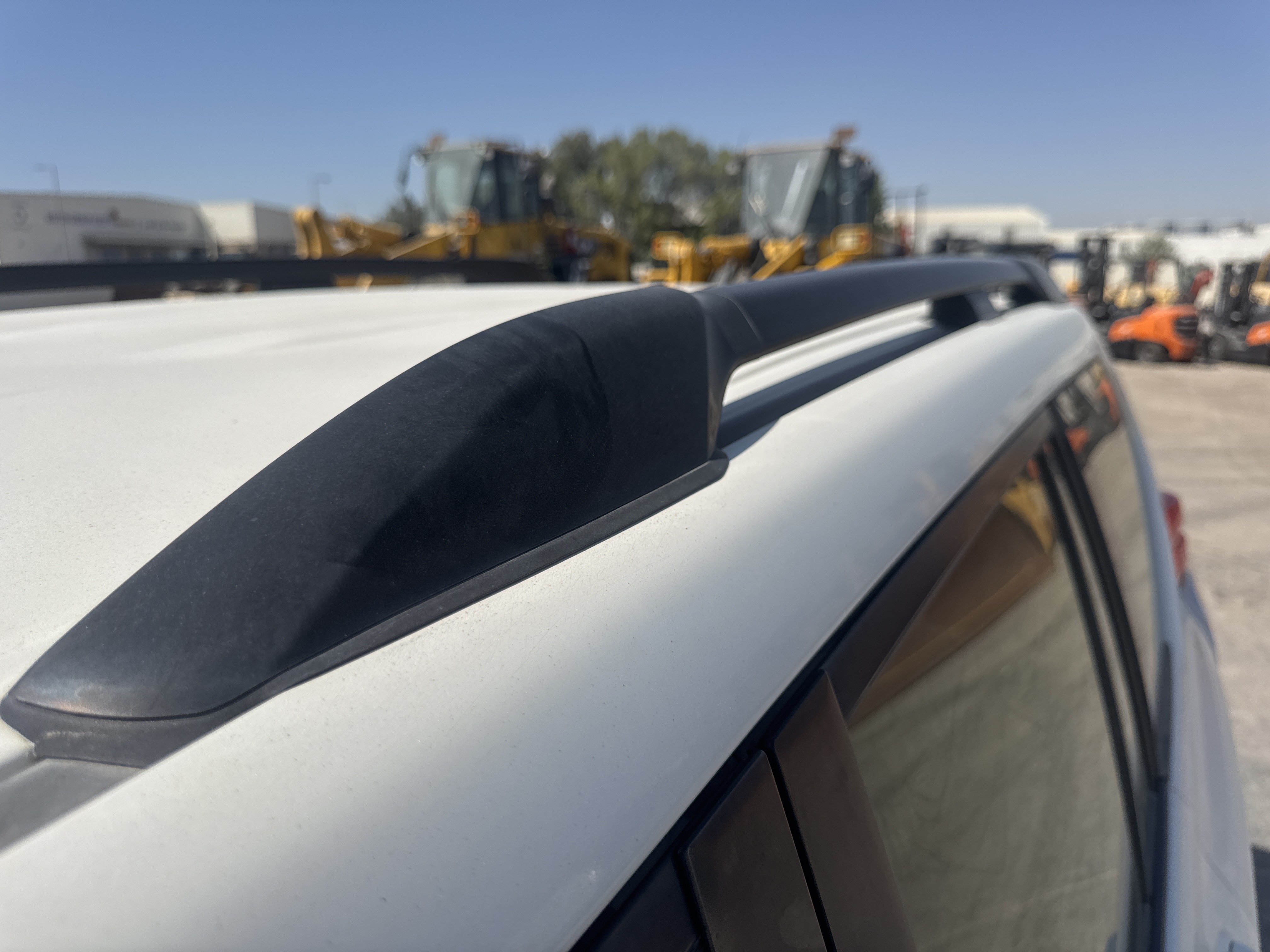 SUV-004-تويوتا-Land-Cruiser-Prado-المركبات-الرياضية-فحص-المظهر-الخارجي-قضبان-السقف-1