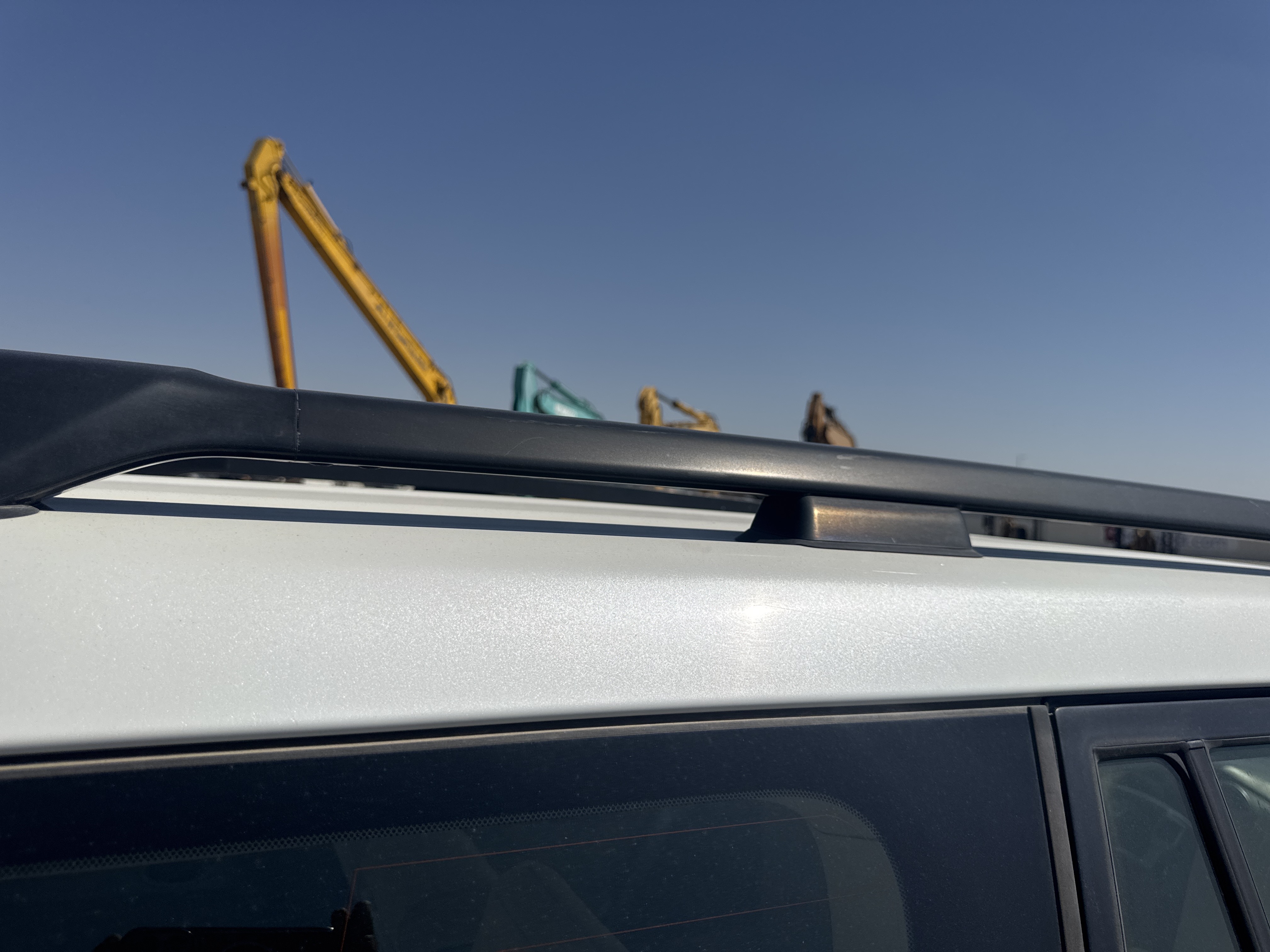 SUV-004-تويوتا-Land-Cruiser-Prado-المركبات-الرياضية-فحص-المظهر-الخارجي-قضبان-السقف-1