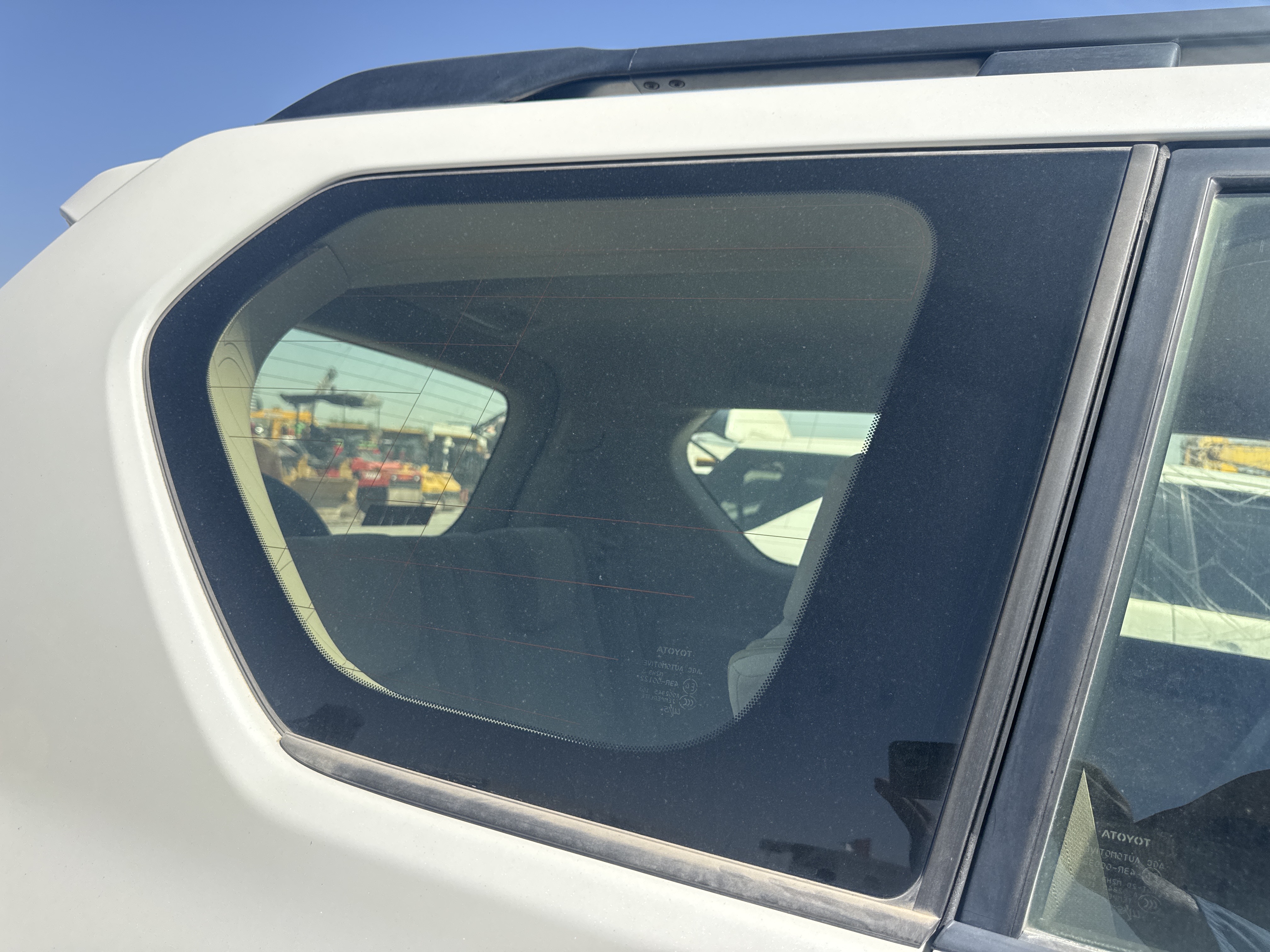 SUV-004-تويوتا-Land-Cruiser-Prado-المركبات-الرياضية-فحص-المظهر-الخارجي-زجاج-الرفرف-الخلفي-الأيمن-1