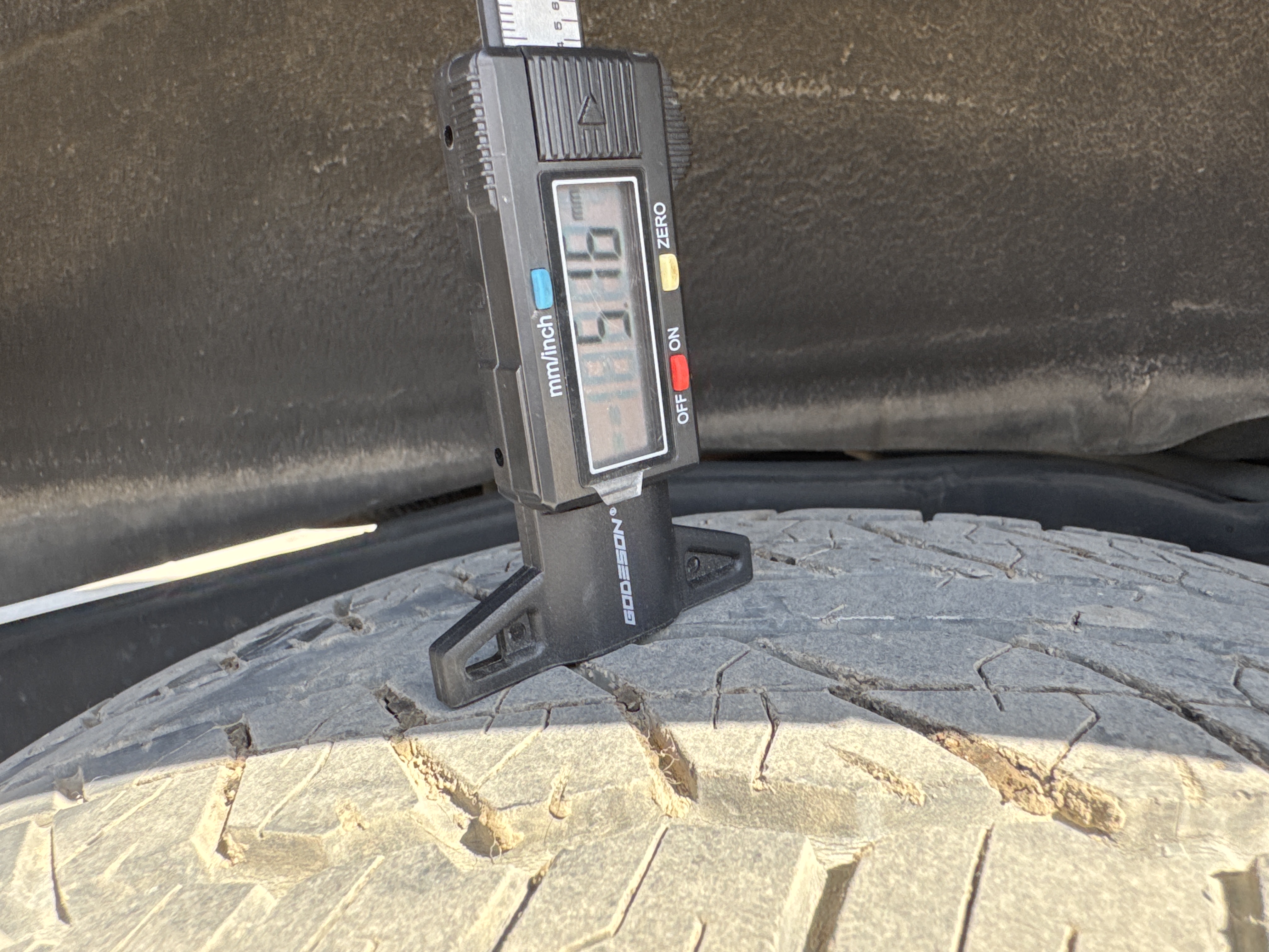 SUV-003-تويوتا-Land-Cruiser-Prado-المركبات-الرياضية-فحص-الهيكل-الإطار-الخلفي-الأيمن---عمق-المداس-1