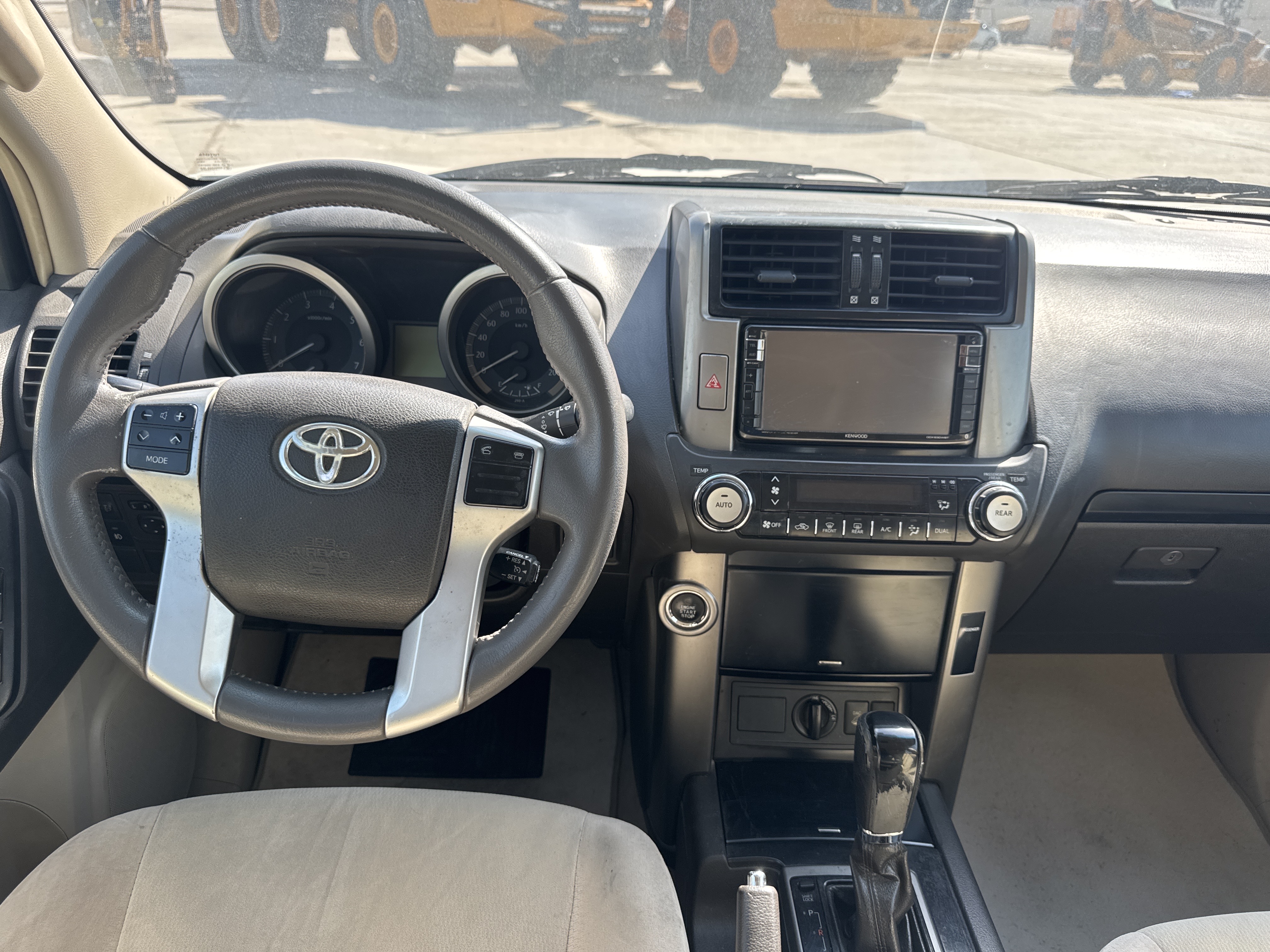 SUV-004-تويوتا-Land-Cruiser-Prado-المركبات-الرياضية-فحص-المظهر-الداخلي-لوحة-القيادة-1