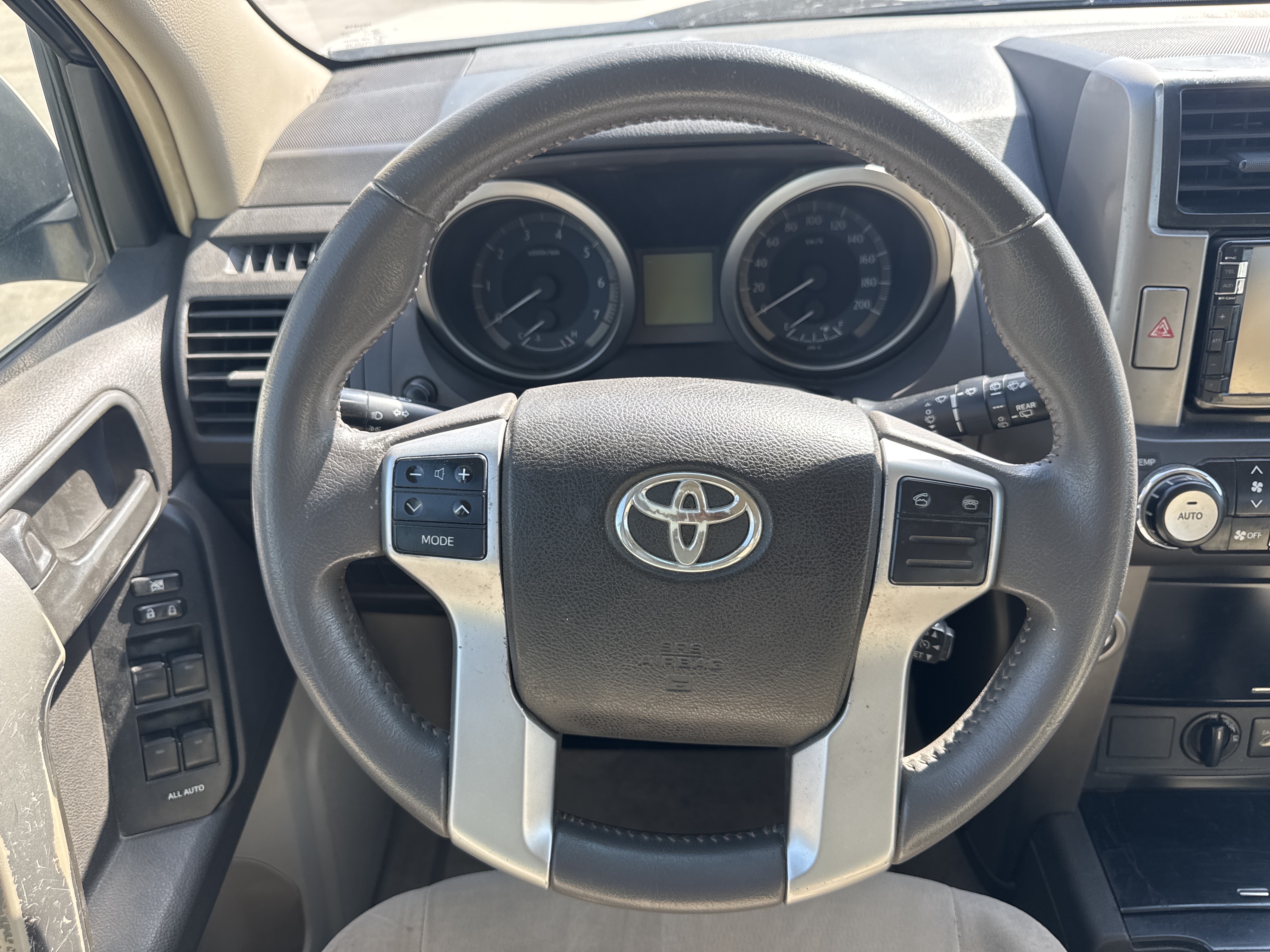 SUV-004-تويوتا-Land-Cruiser-Prado-المركبات-الرياضية-فحص-المظهر-الداخلي-عجلة-القيادة-1