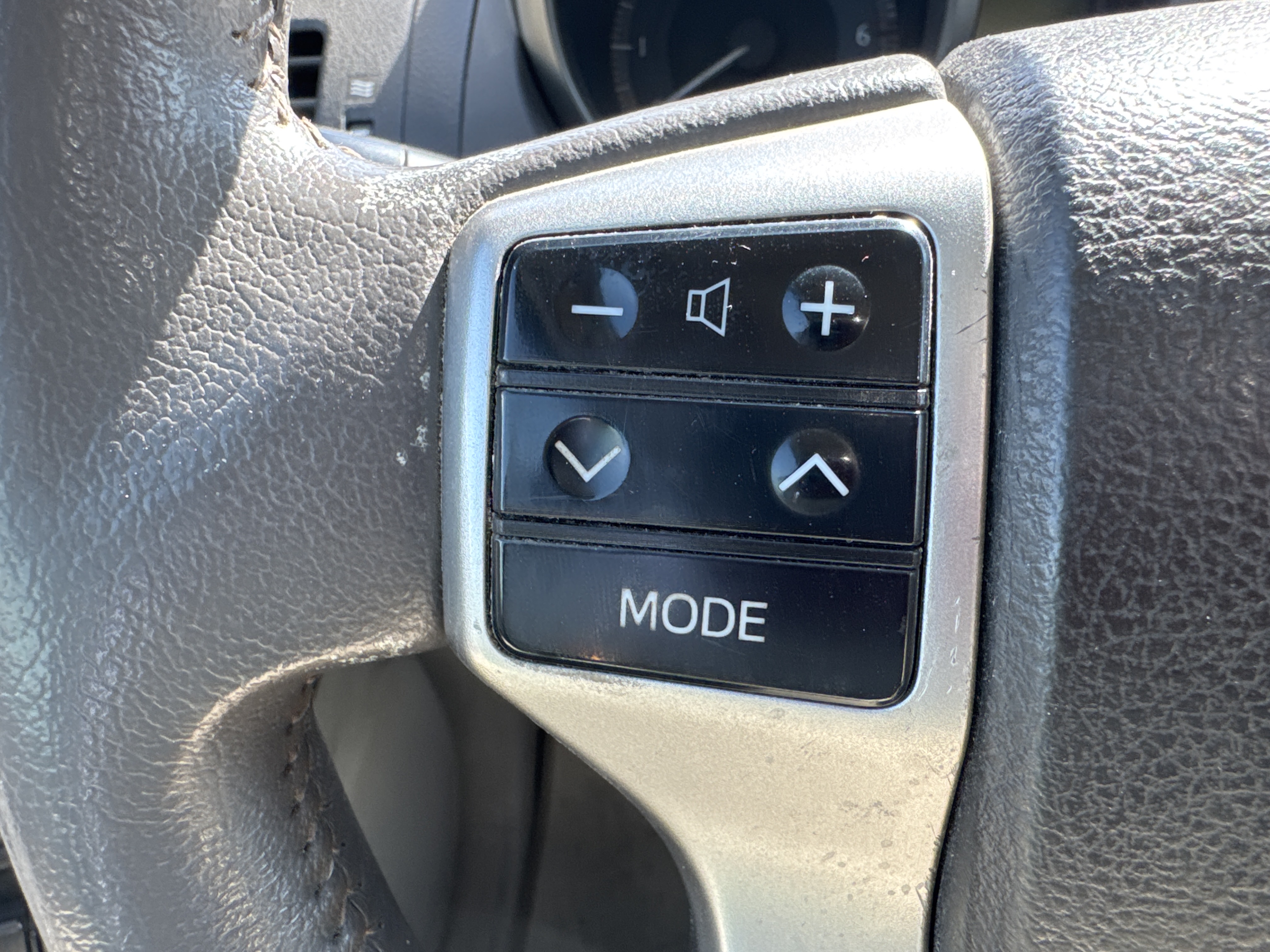 SUV-004-تويوتا-Land-Cruiser-Prado-المركبات-الرياضية-فحص-المظهر-الداخلي-أدوات-التحكم-المثبتة-على-عجلة-القيادة-1