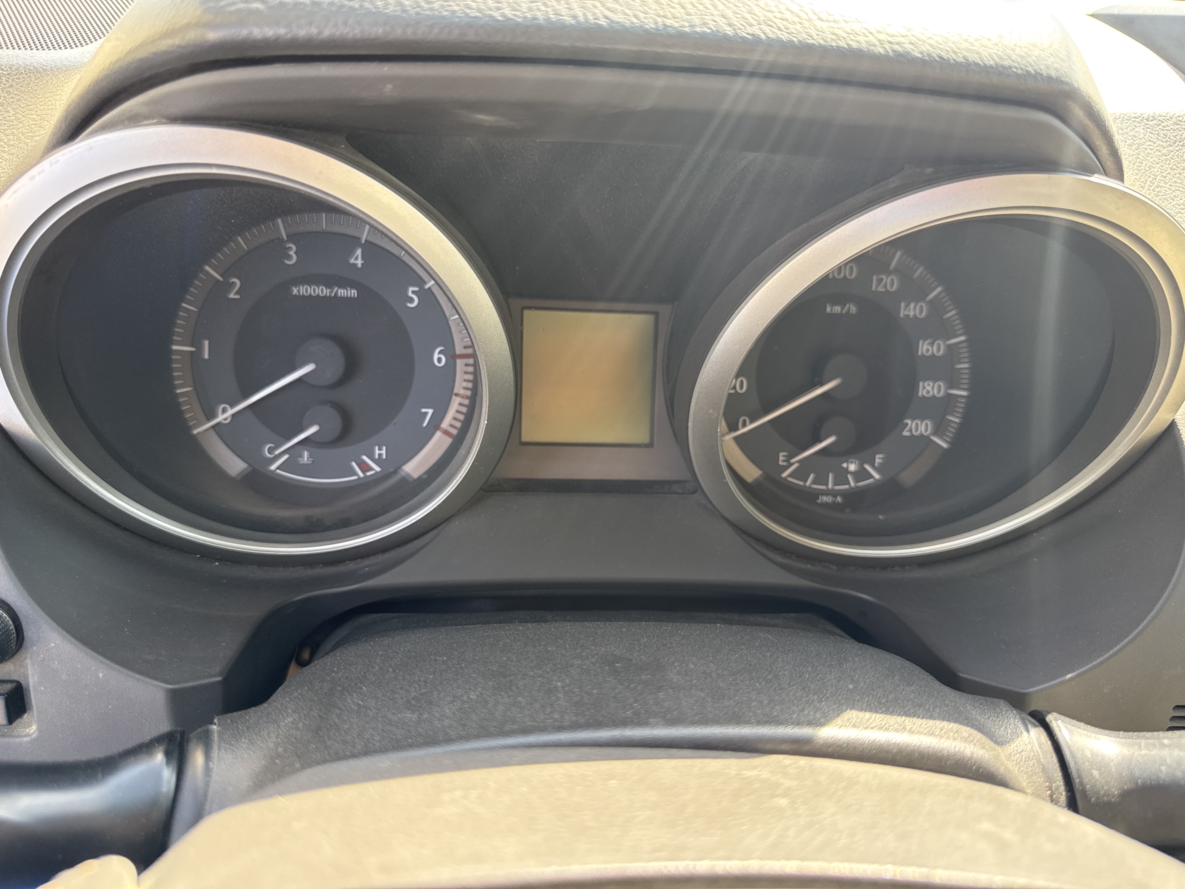 SUV-004-تويوتا-Land-Cruiser-Prado-المركبات-الرياضية-فحص-المظهر-الداخلي-مجموعة-العدادات-1