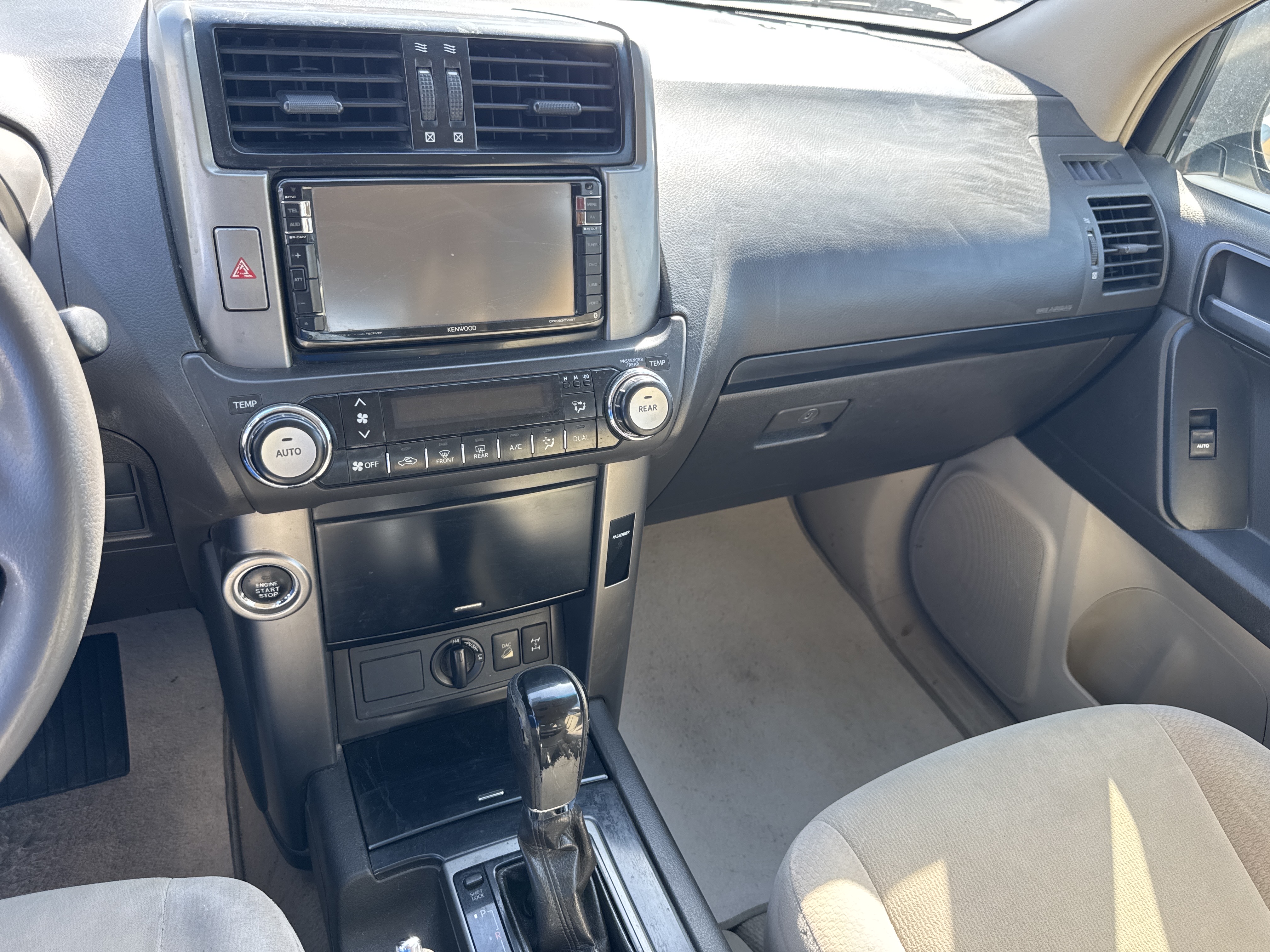 SUV-004-تويوتا-Land-Cruiser-Prado-المركبات-الرياضية-فحص-المظهر-الداخلي-الشاشة-المركزية-1