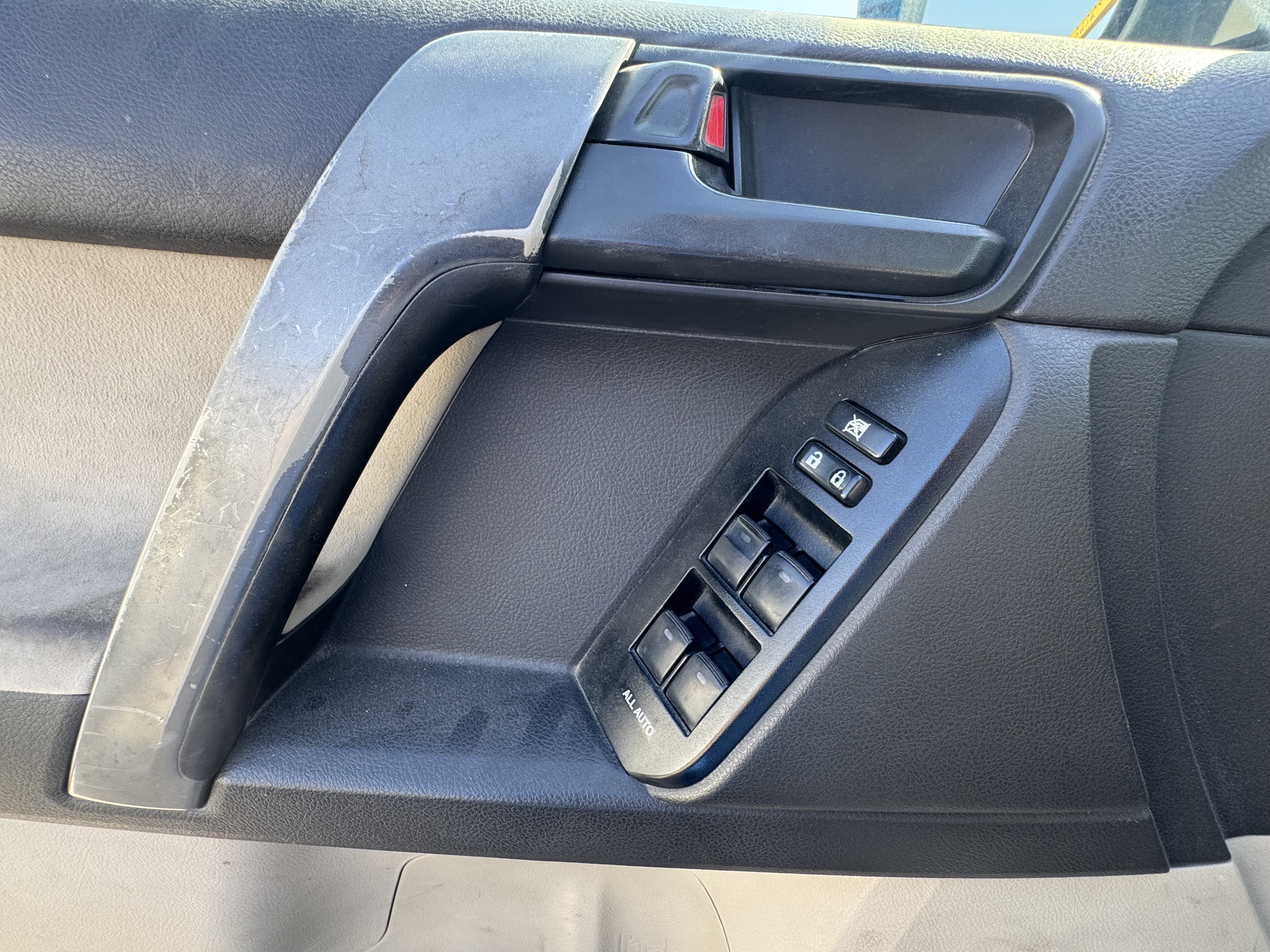 SUV-004-تويوتا-Land-Cruiser-Prado-المركبات-الرياضية-فحص-المظهر-الداخلي-قبضات-الباب-1
