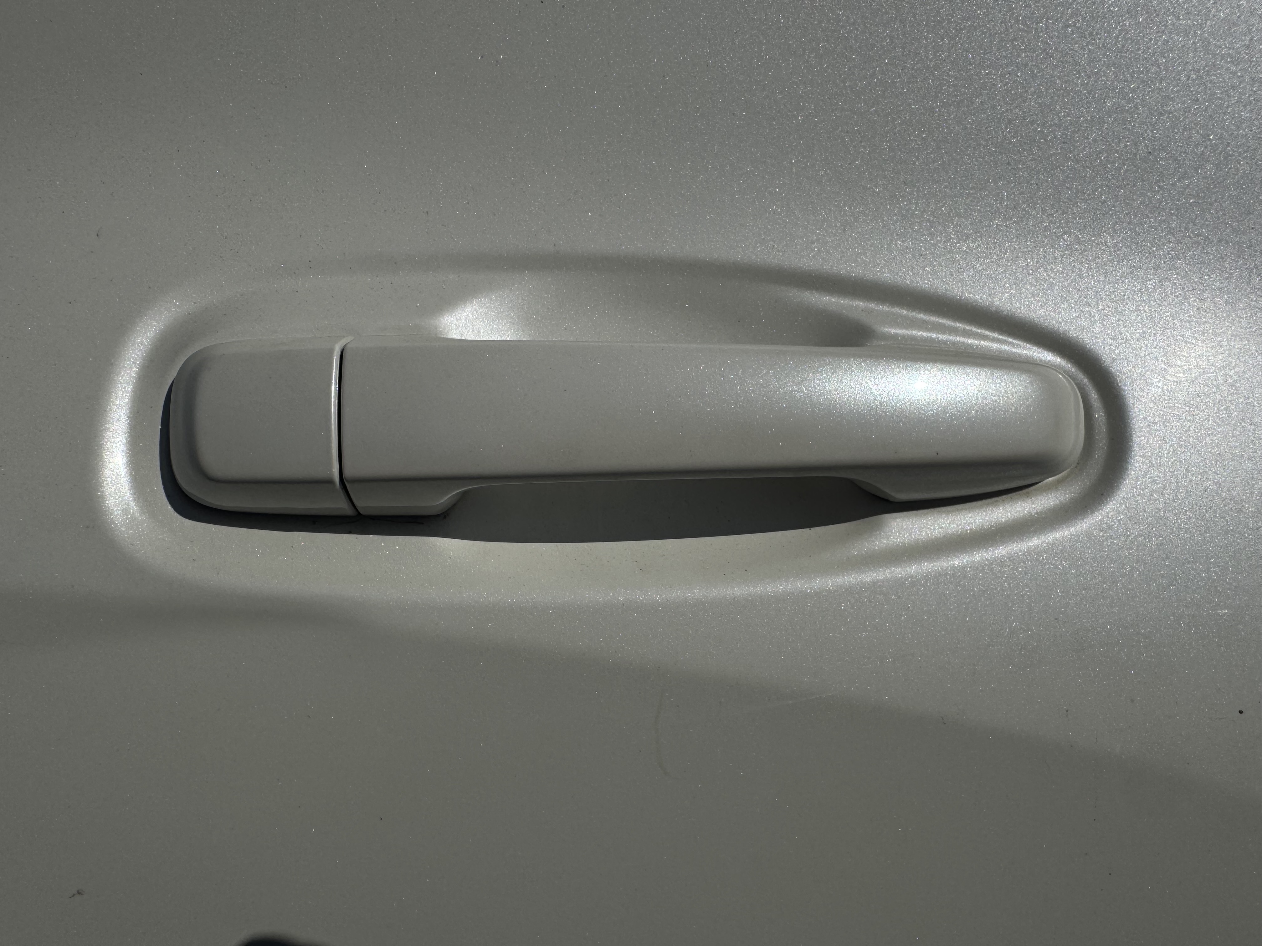 SUV-004-تويوتا-Land-Cruiser-Prado-المركبات-الرياضية-فحص-المظهر-الداخلي-قبضات-الباب-1