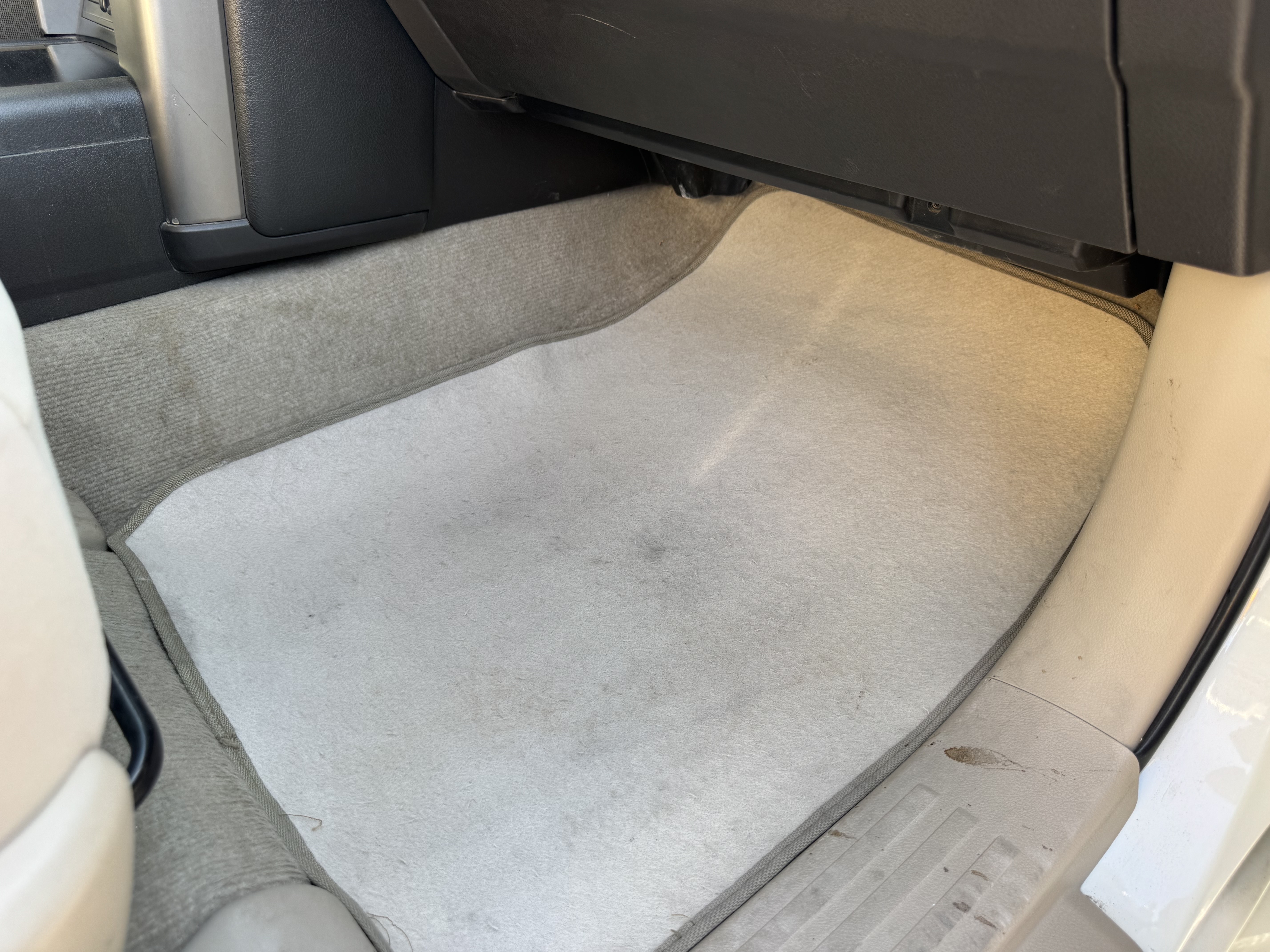 SUV-004-تويوتا-Land-Cruiser-Prado-المركبات-الرياضية-فحص-المظهر-الداخلي-دعاسات-أرضية-1