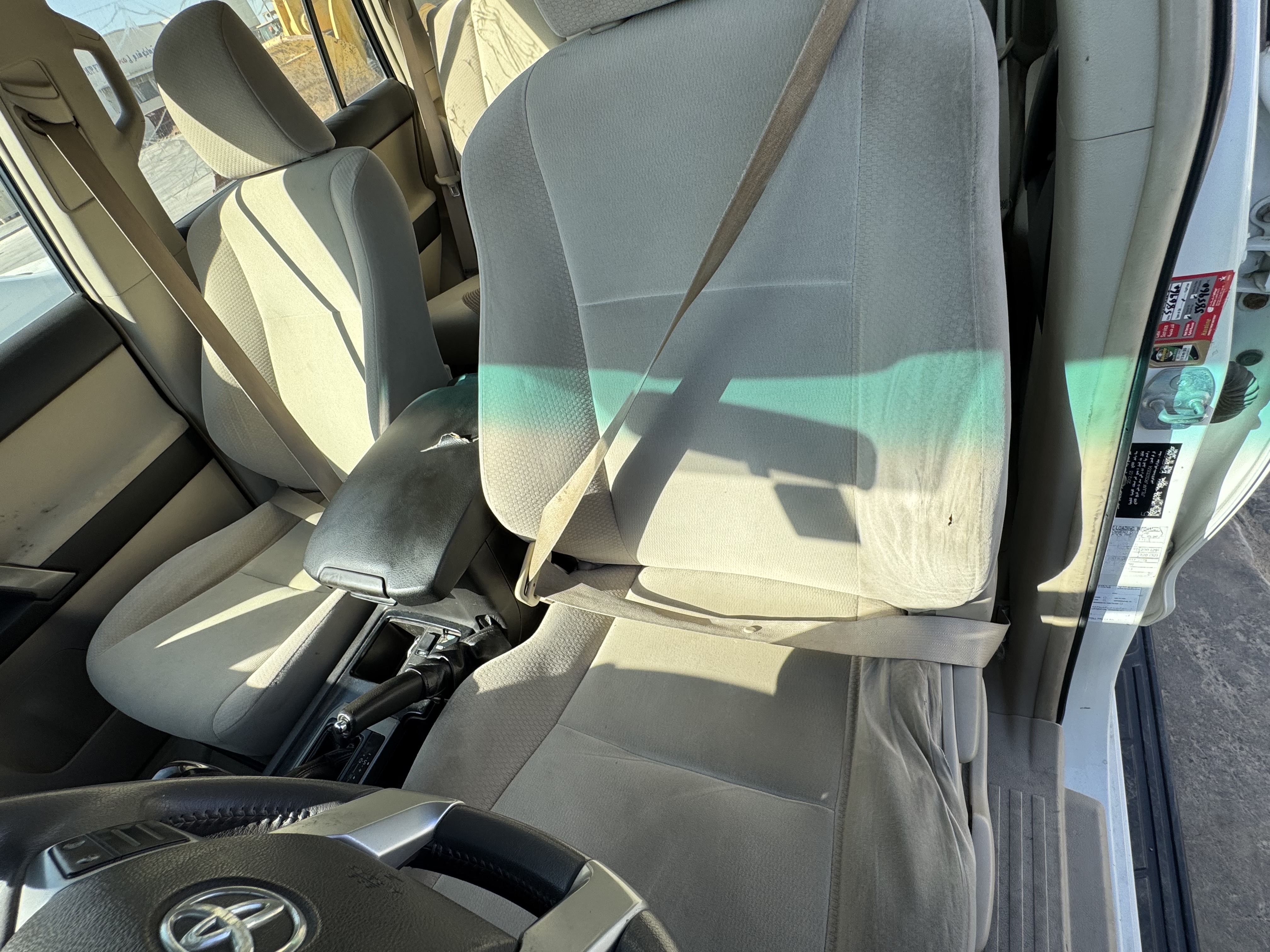 SUV-004-تويوتا-Land-Cruiser-Prado-المركبات-الرياضية-فحص-المظهر-الداخلي-مقعد-السائق-1