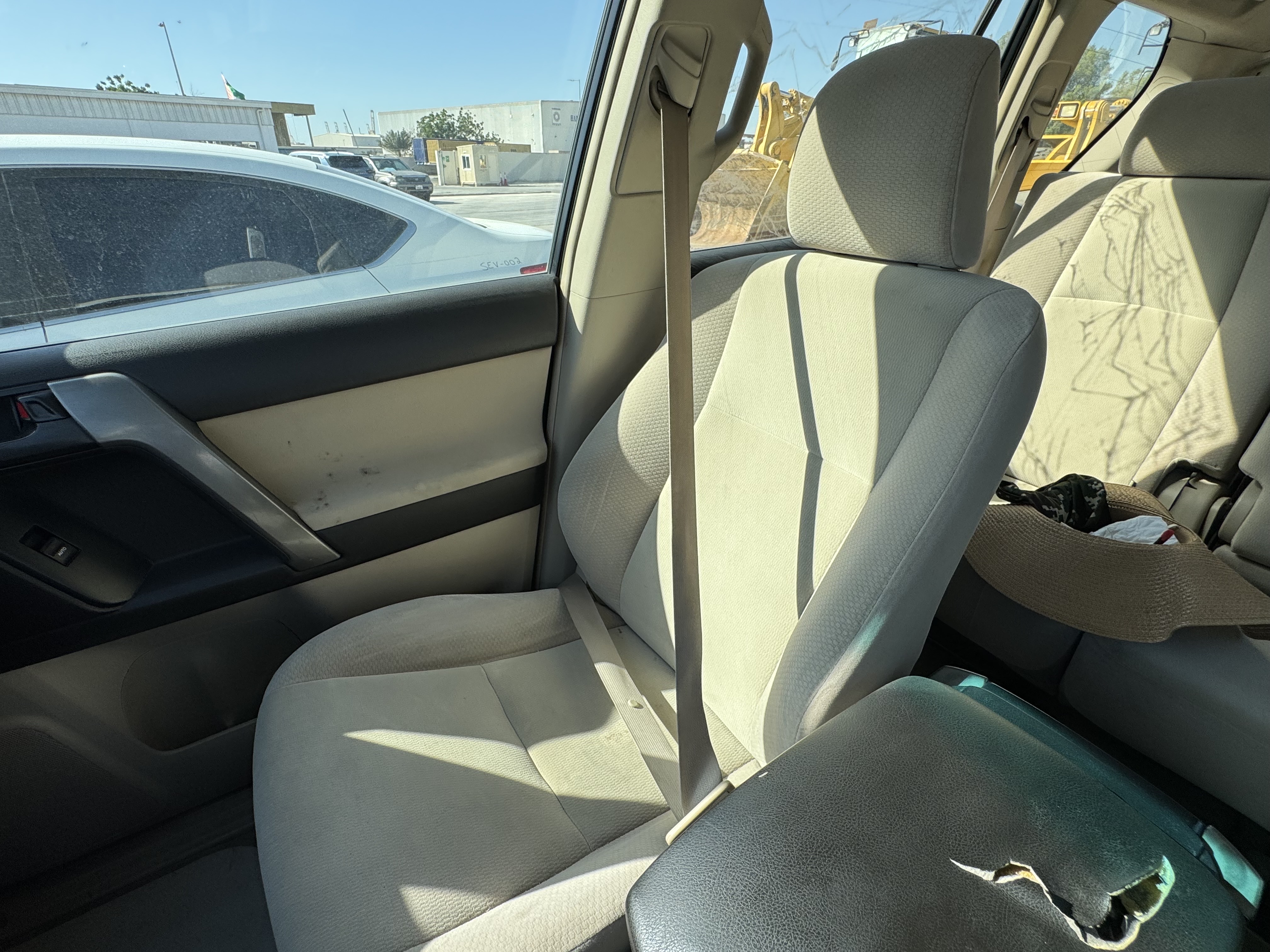 SUV-004-تويوتا-Land-Cruiser-Prado-المركبات-الرياضية-فحص-المظهر-الداخلي-مقعد-الراكب-الأمامي-1