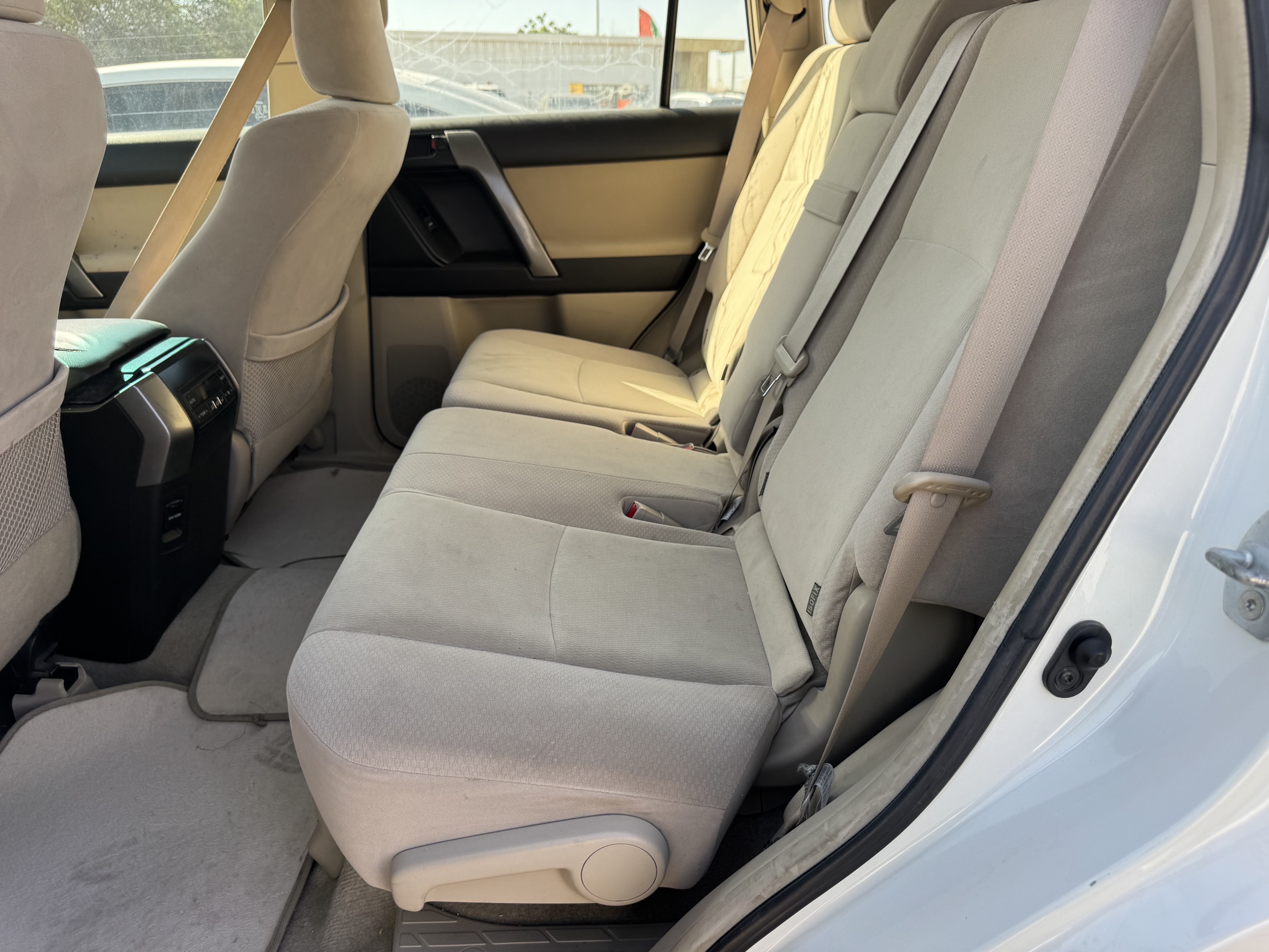 SUV-004-تويوتا-Land-Cruiser-Prado-المركبات-الرياضية-فحص-المظهر-الداخلي-المقعد-الخلفي-1