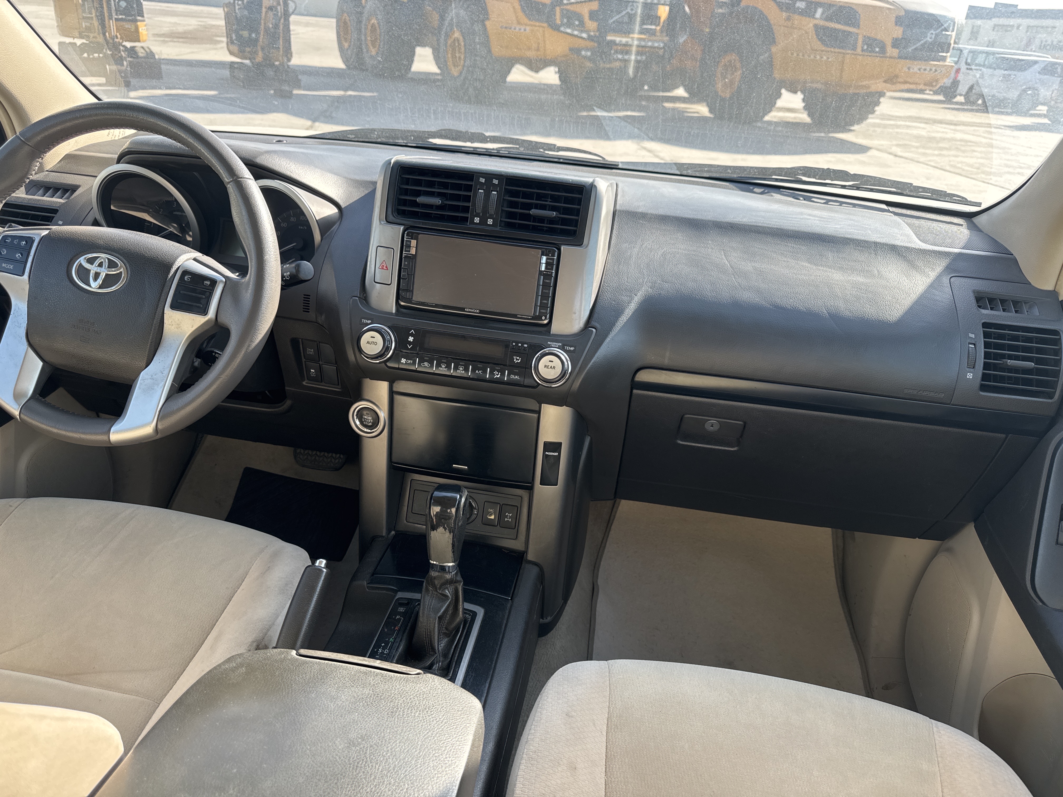 SUV-004-تويوتا-Land-Cruiser-Prado-المركبات-الرياضية-فحص-المظهر-الداخلي-وحدة-التحكم-المركزية-1