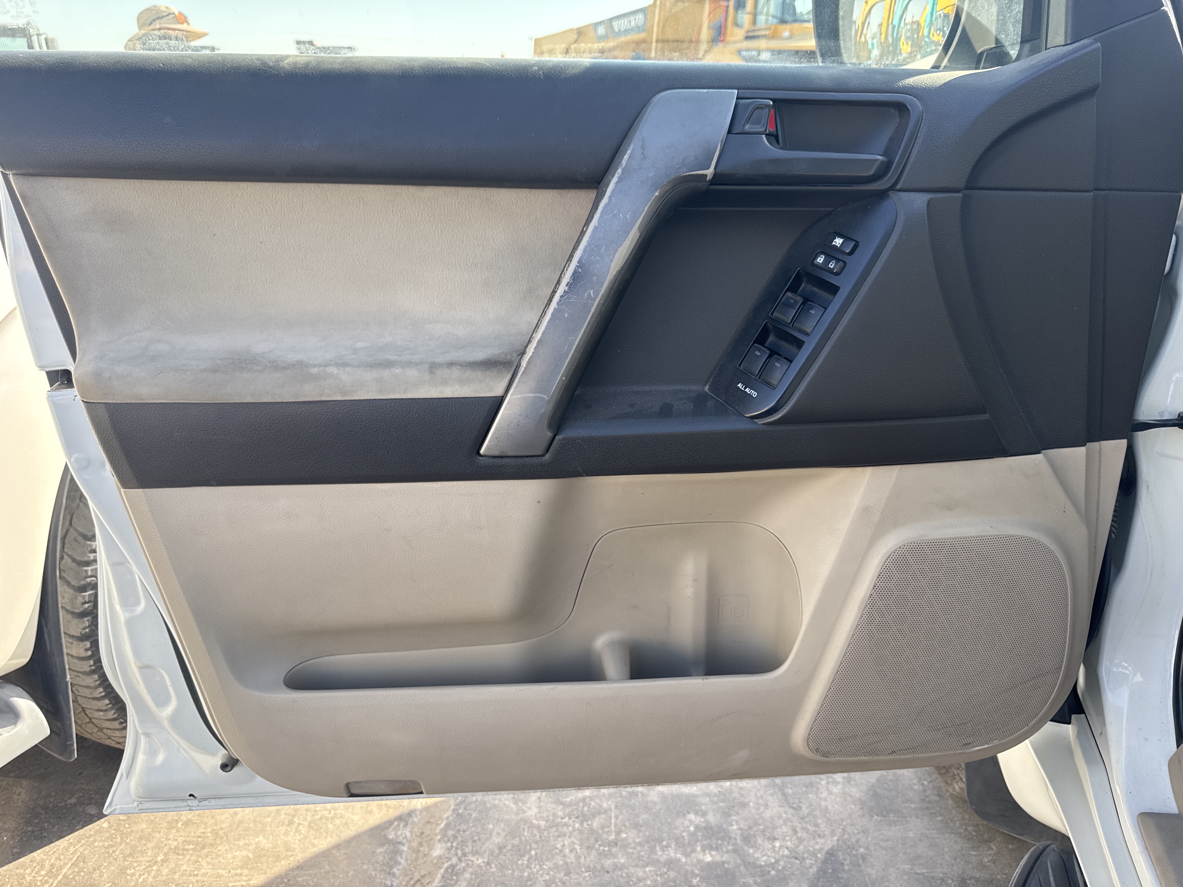 SUV-004-تويوتا-Land-Cruiser-Prado-المركبات-الرياضية-فحص-المظهر-الداخلي-بطانة-الأبواب-الداخلية-1