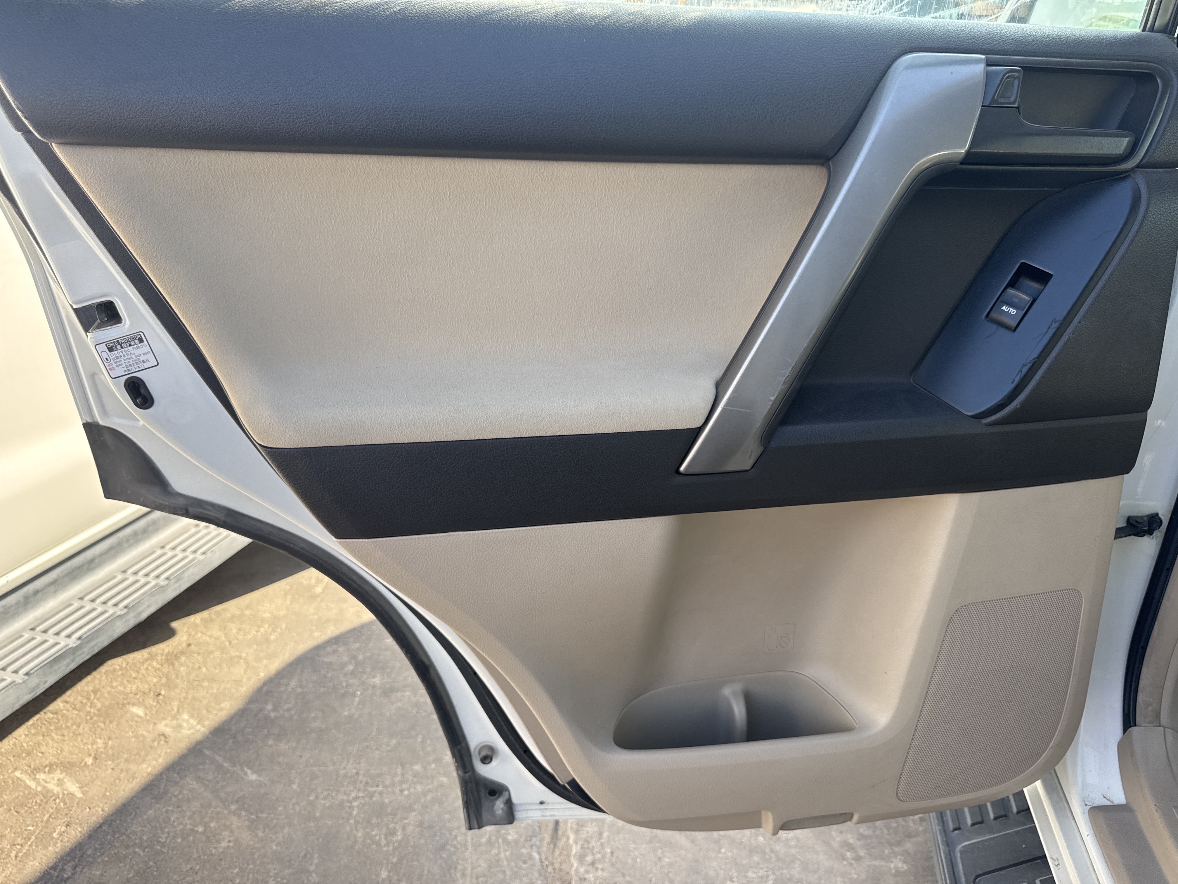 SUV-004-تويوتا-Land-Cruiser-Prado-المركبات-الرياضية-فحص-المظهر-الداخلي-بطانة-الأبواب-الداخلية-1