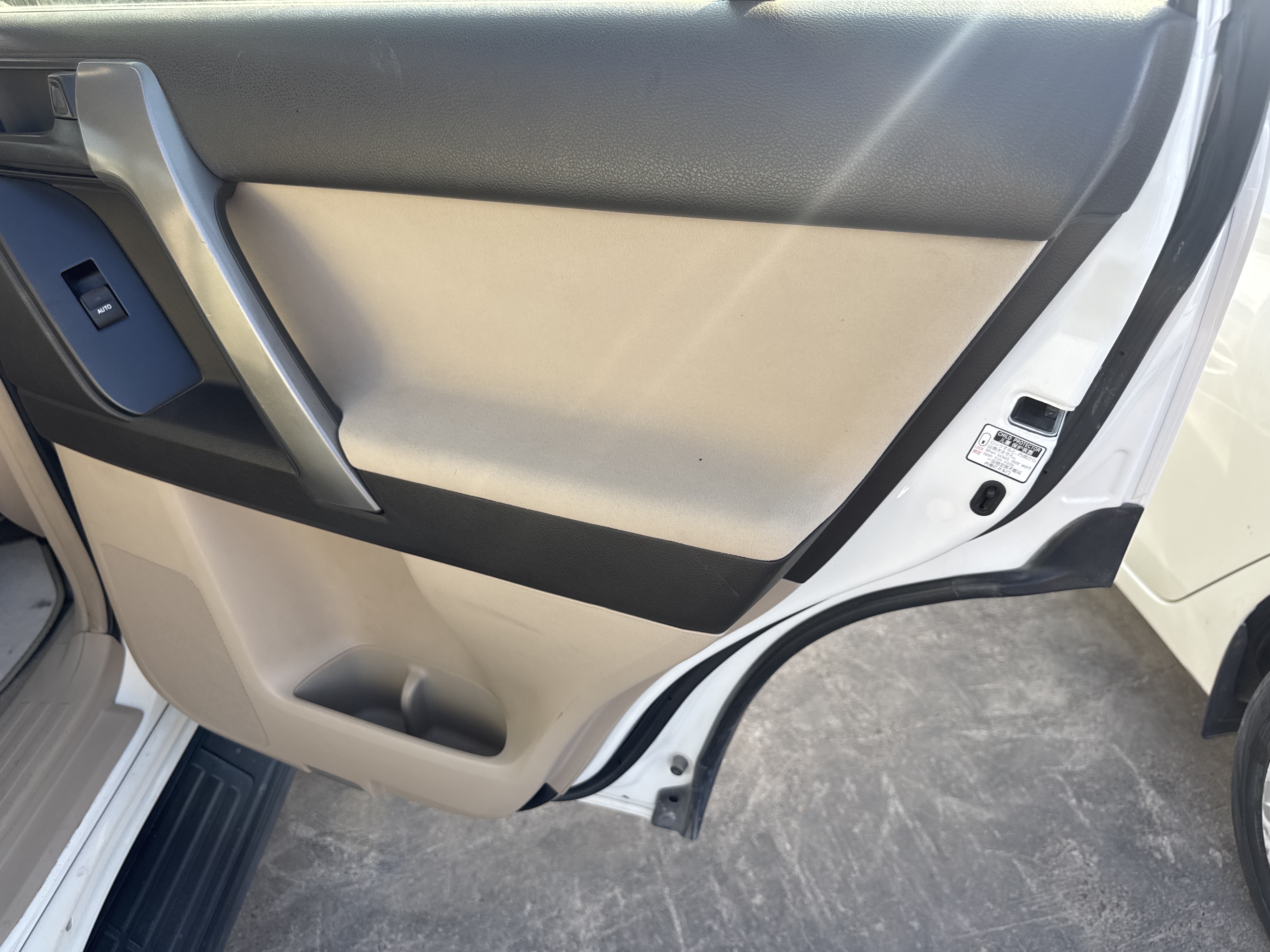 SUV-004-تويوتا-Land-Cruiser-Prado-المركبات-الرياضية-فحص-المظهر-الداخلي-بطانة-الأبواب-الداخلية-1